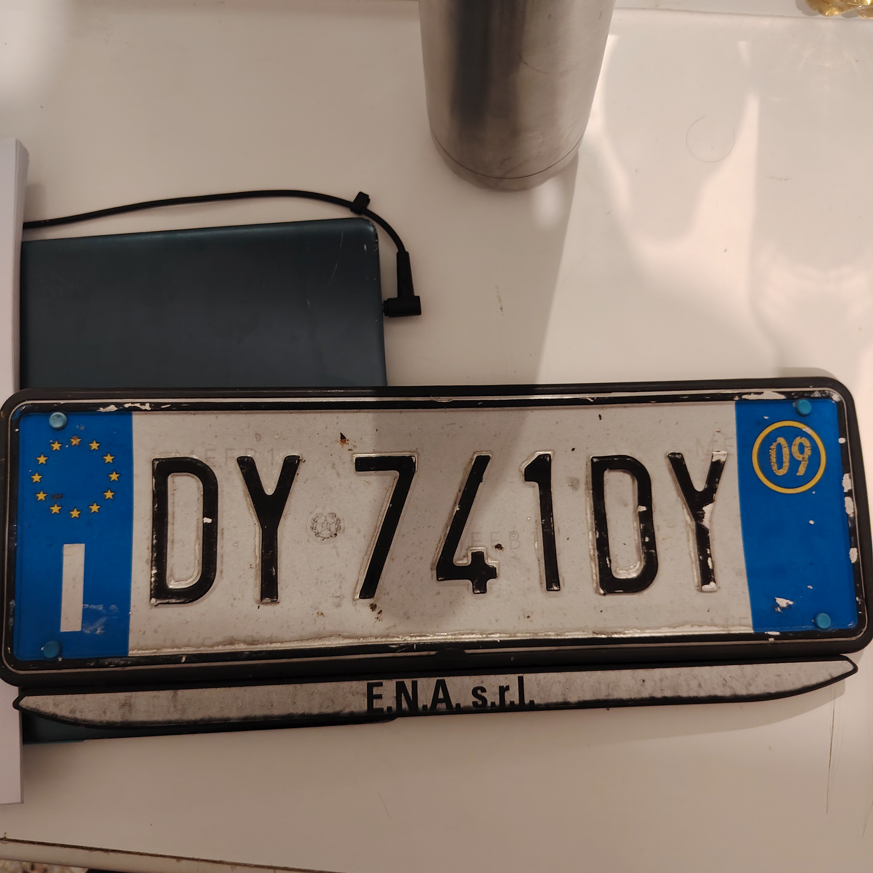 Znaleziono tablicę rejestracyjną o numerach DY741DY