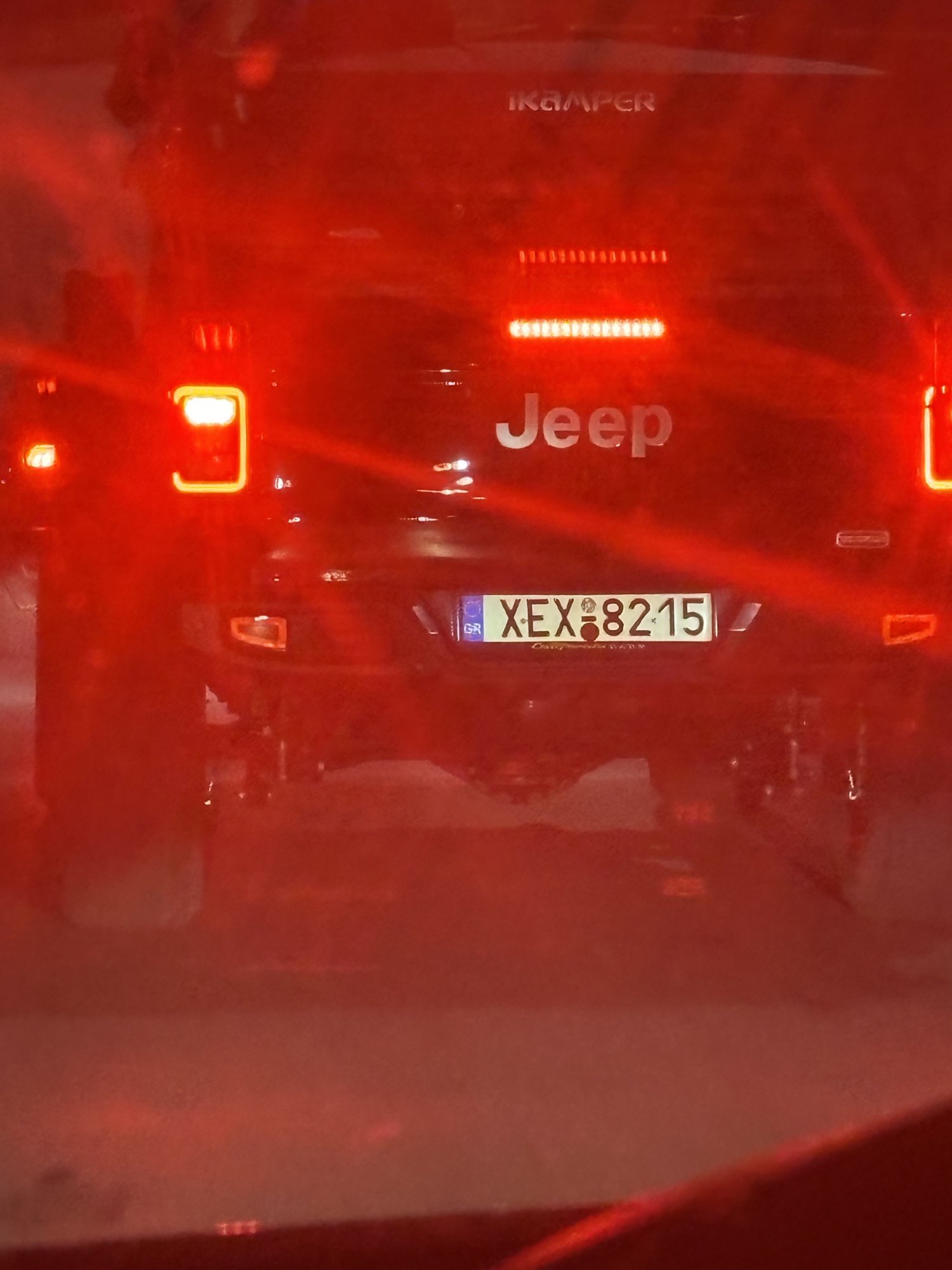 Numer rejestracyjny XEX8215 posiada Jeep 