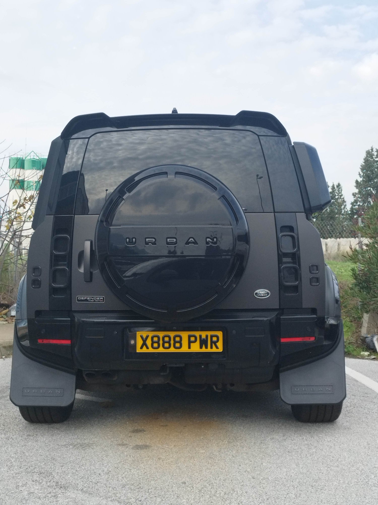 Numer rejestracyjny X888PWR posiada Land Rover Defender