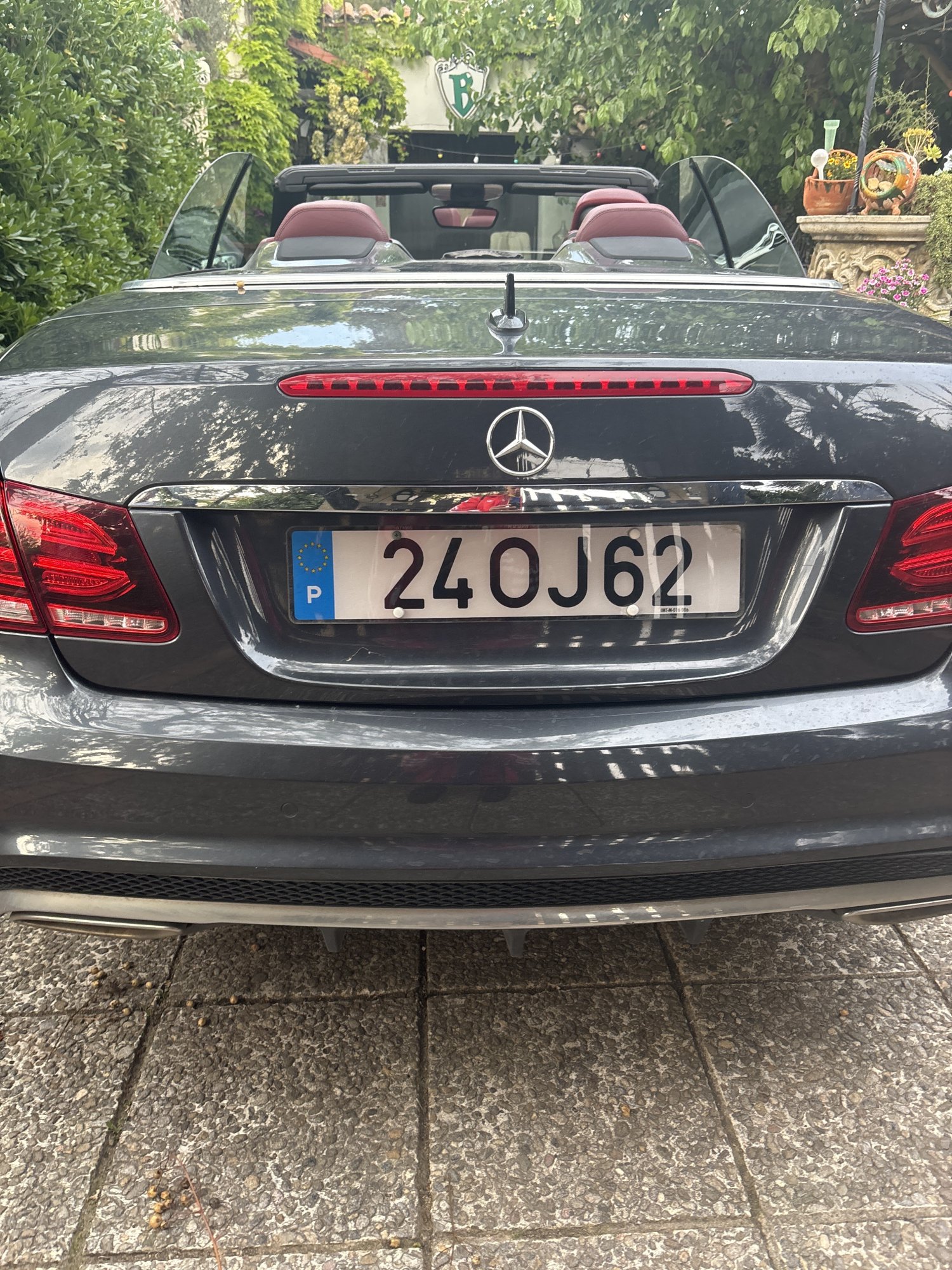 Numer rejestracyjny 240J62 posiada Mercedes-Benz 