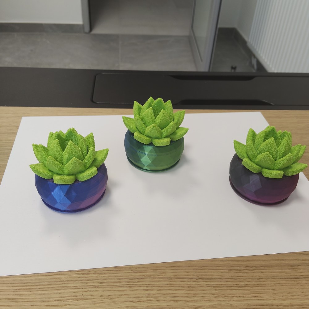 Czarna figurka kruka 3D na biurko
