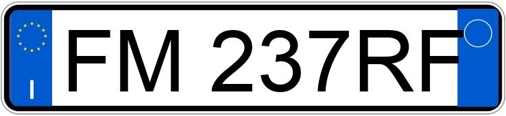 Numer rejestracyjny FM237RF posiada FIAT 500