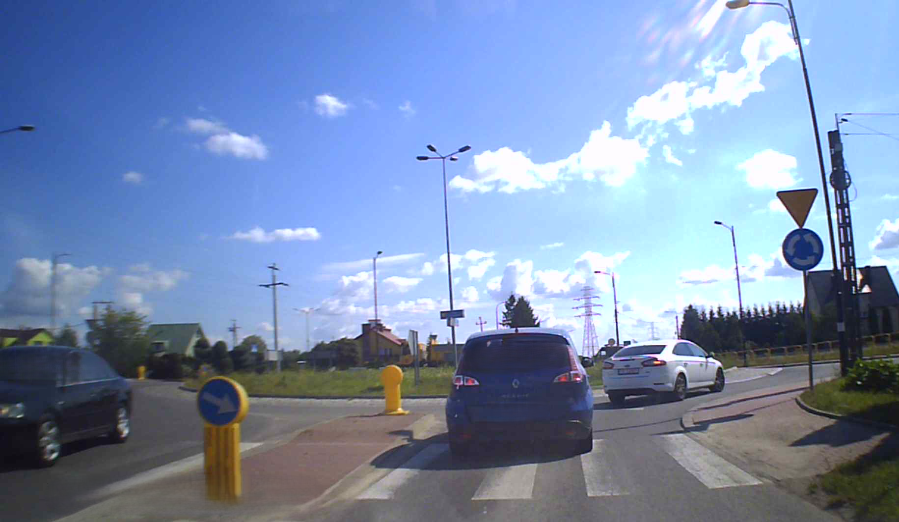 Siwa skroń z bułami po kostki w białym trupie zatrzymuje się przed rondem i nie jedzie! Trzeba było ...