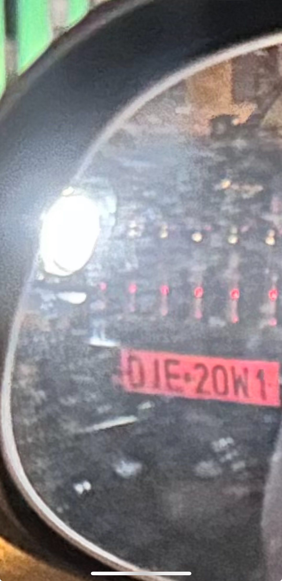 Straßenräuber in einem Fahrzeug mit dem Kennzeichen DJE20W1