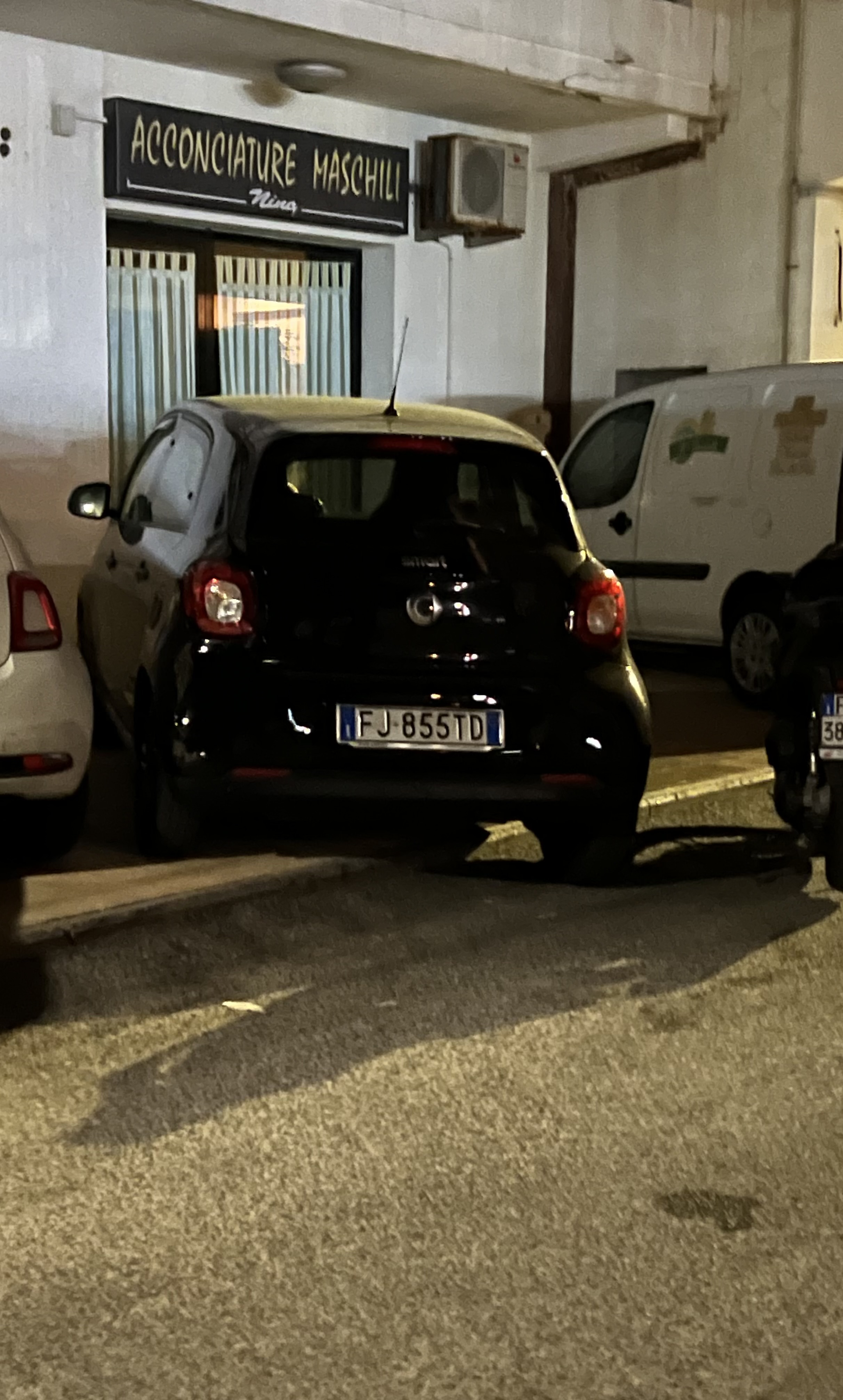 Mestre de estacionamento em um veículo com números FJ855TD