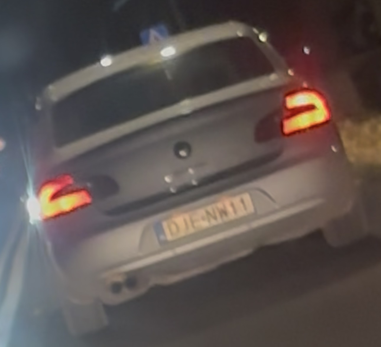 Pirata rodoviário num veículo com números de matrícula DJENW11