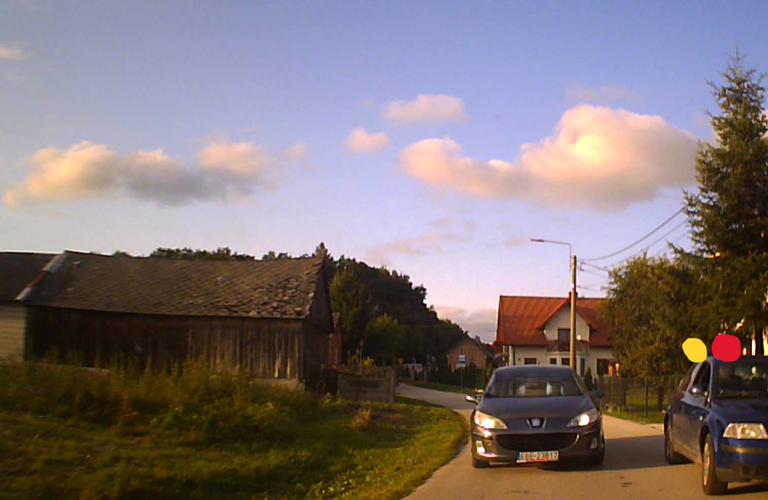 Na włączonym silniku pi**doli o czymś i jeszcze ma pretensję oraz głupio się śmieje, że musi ...