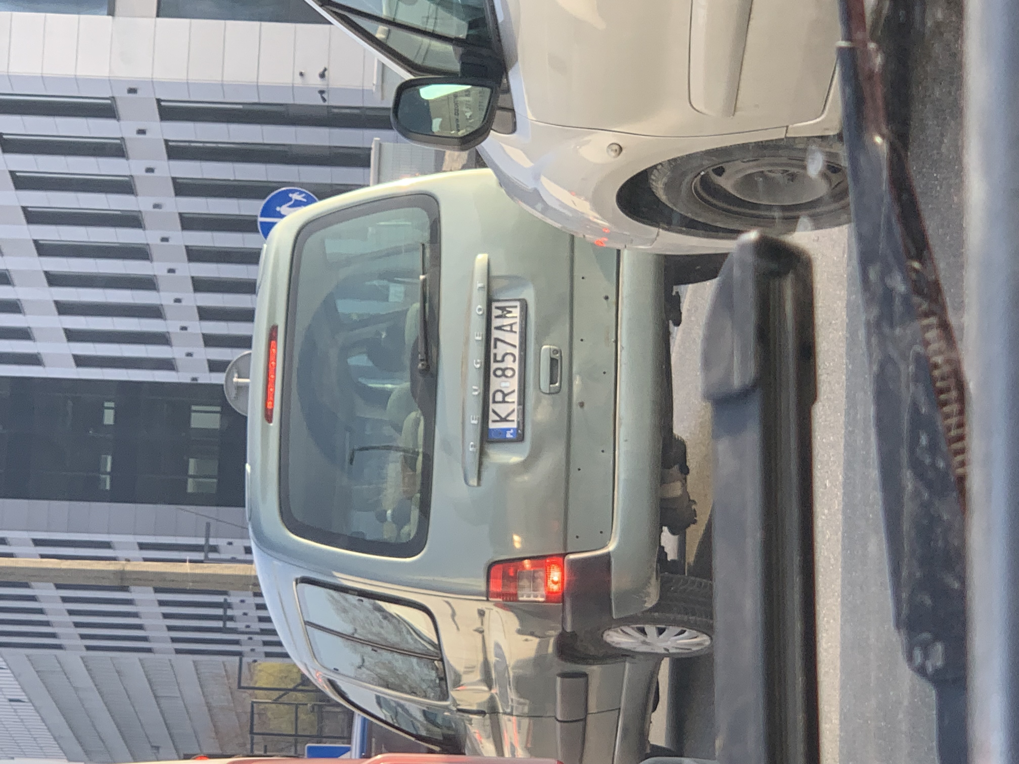 Pirata della strada in un veicolo con numero di targa KR857AM