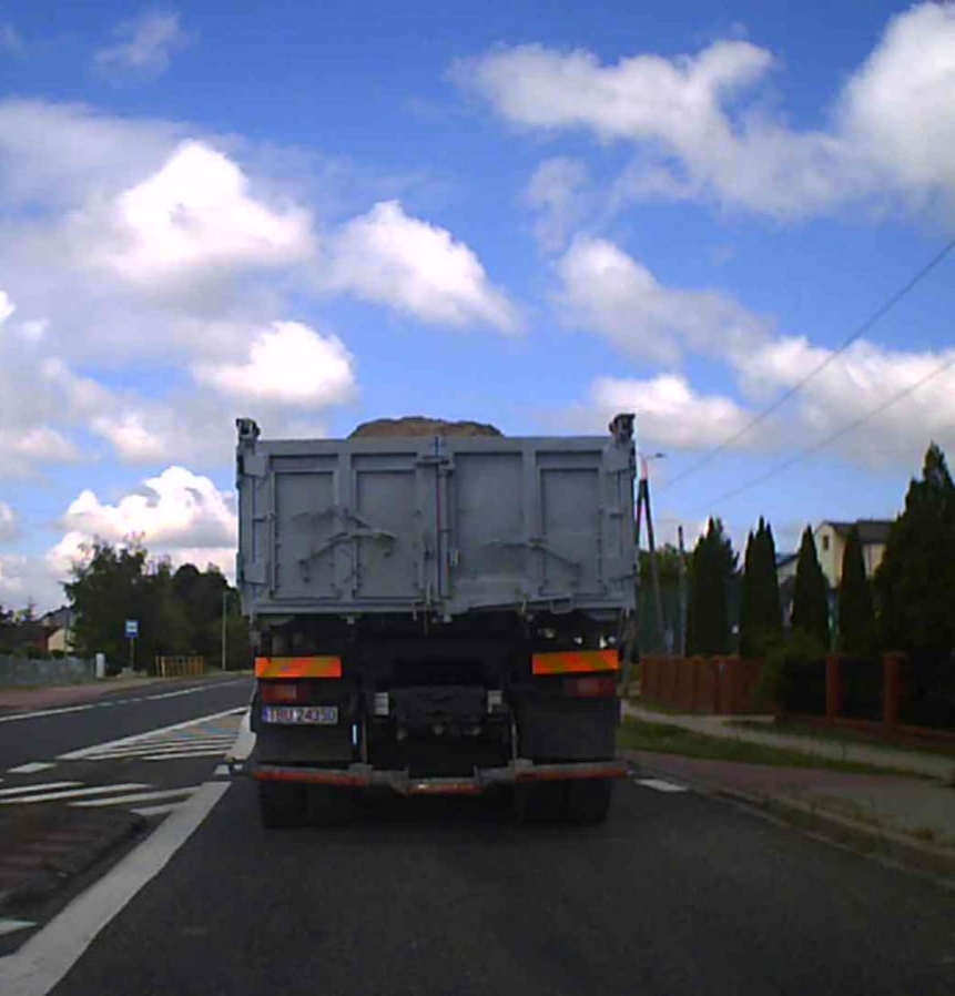 Pirat drogowy w pojeździe o numerach rejestracyjnych TBU24350
