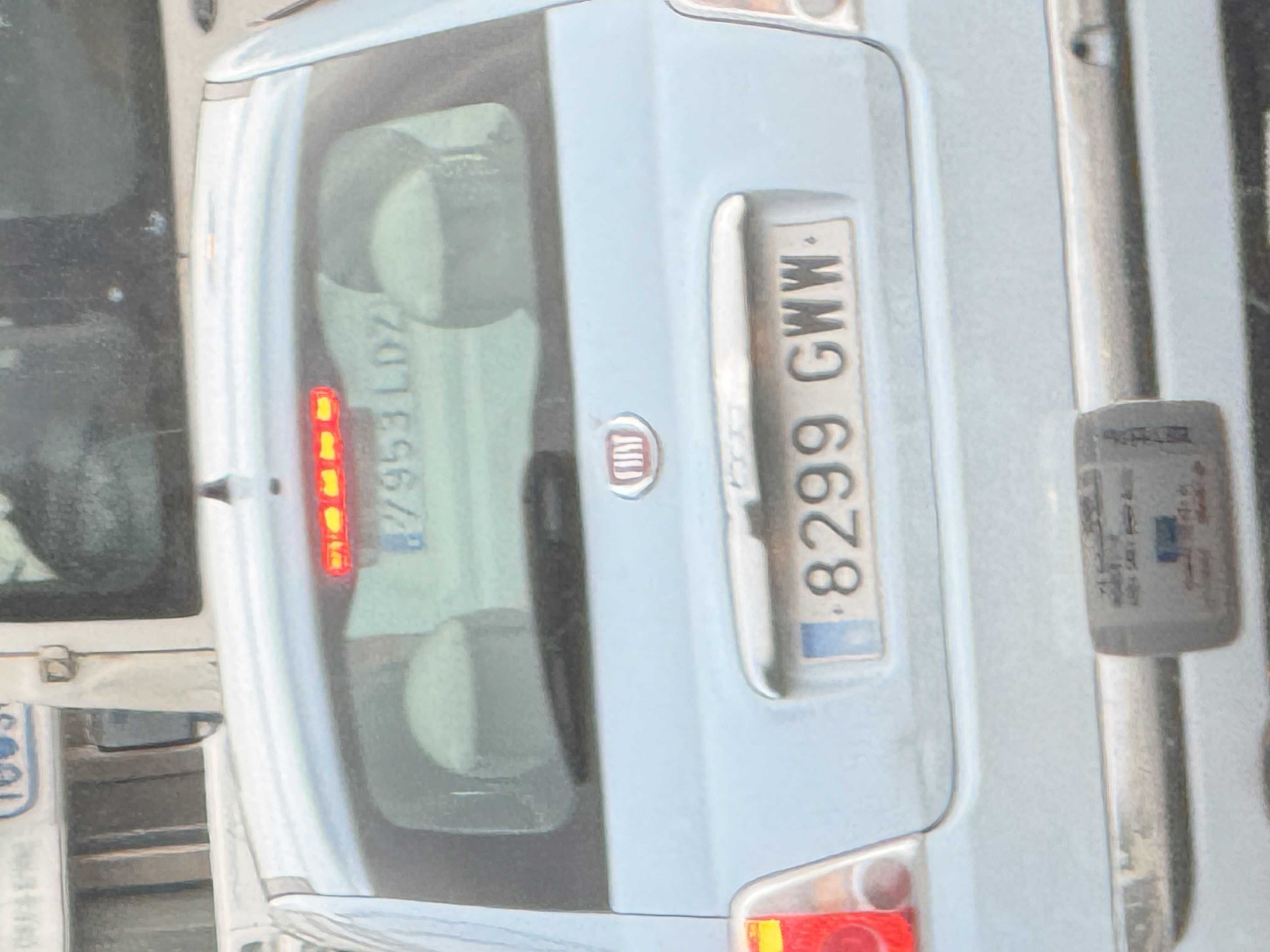 Дорожній пірат в транспортному засобі з реєстраційними номерами 8299GWW