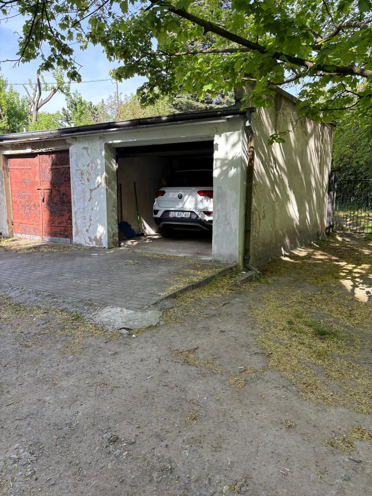 Straßenräuber in einem Fahrzeug mit dem Kennzeichen SG6674Y