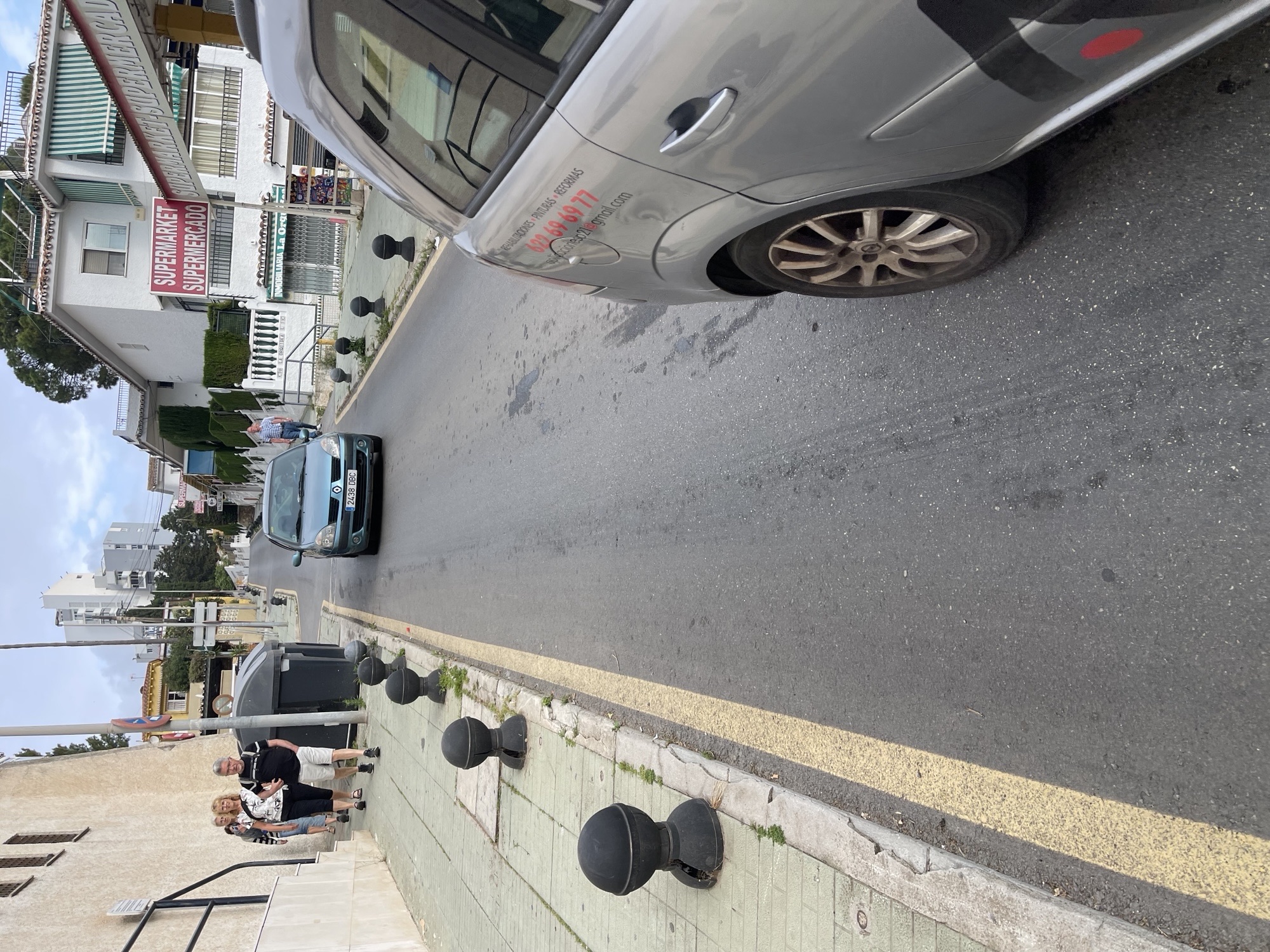 Parkmaster in einem Fahrzeug mit 2438DBC-Zahlen