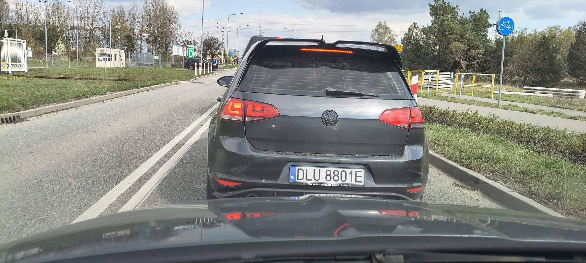 Niezły kat jeździ tym autem. Współczuję temu co będzie je kupował