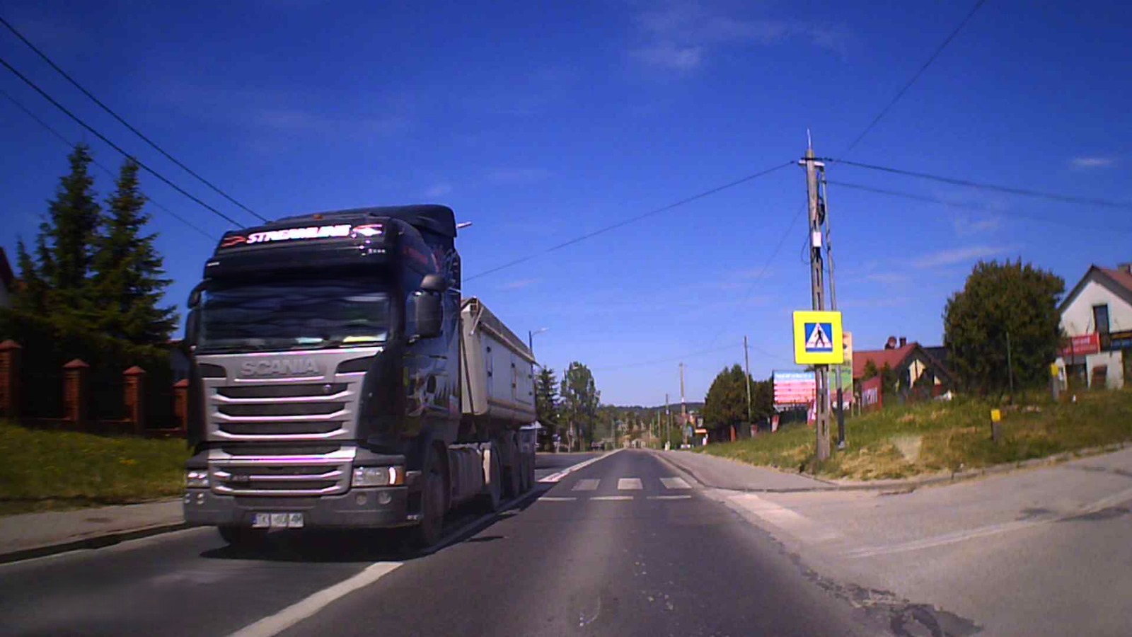 Pe*zio zajeżdża na przeciwległy pas i często wymusza pierwszeństwo przejazdu na rondzie.