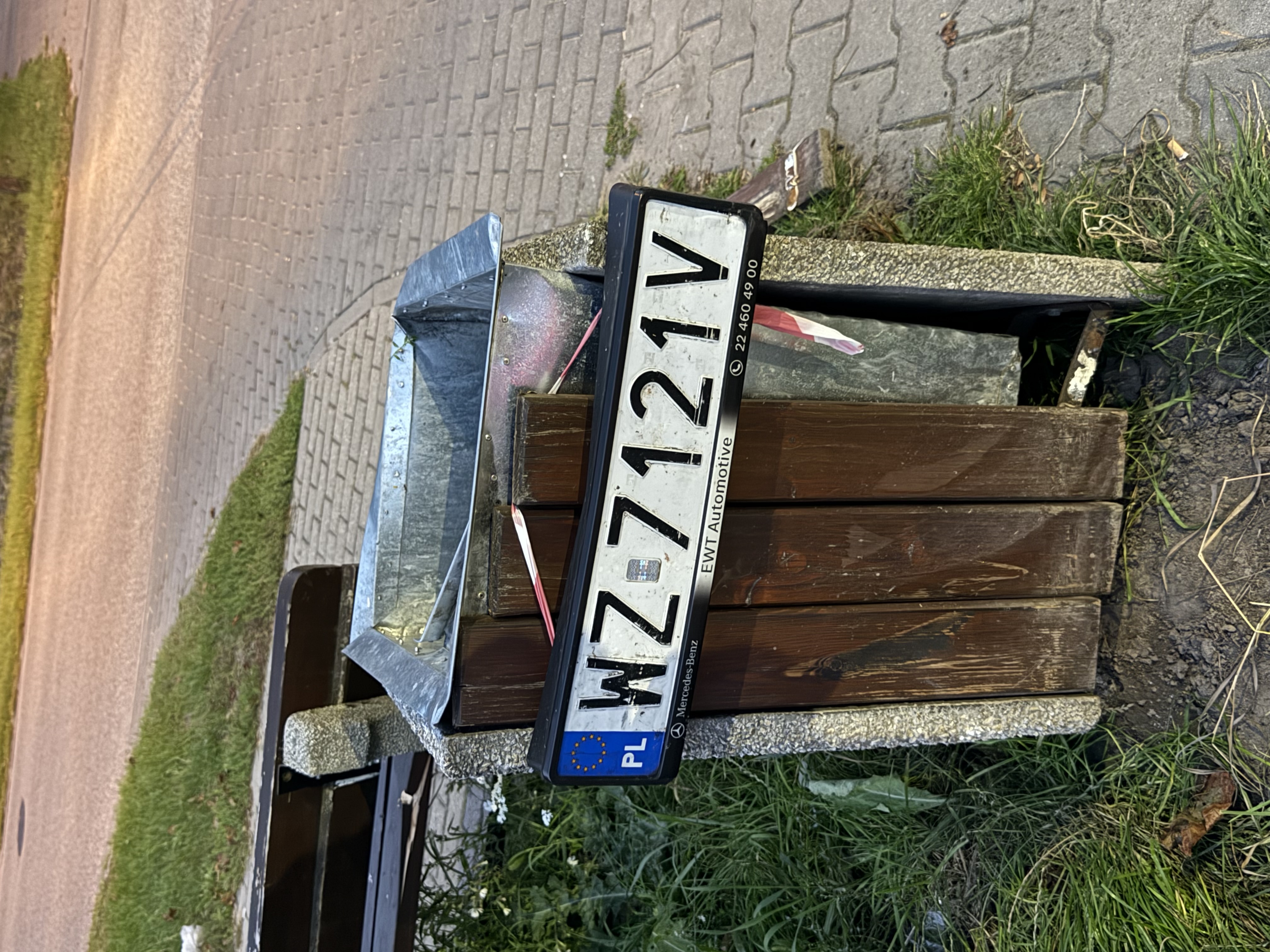 Vejpirat i et køretøj med registreringsnumre WZ7121V