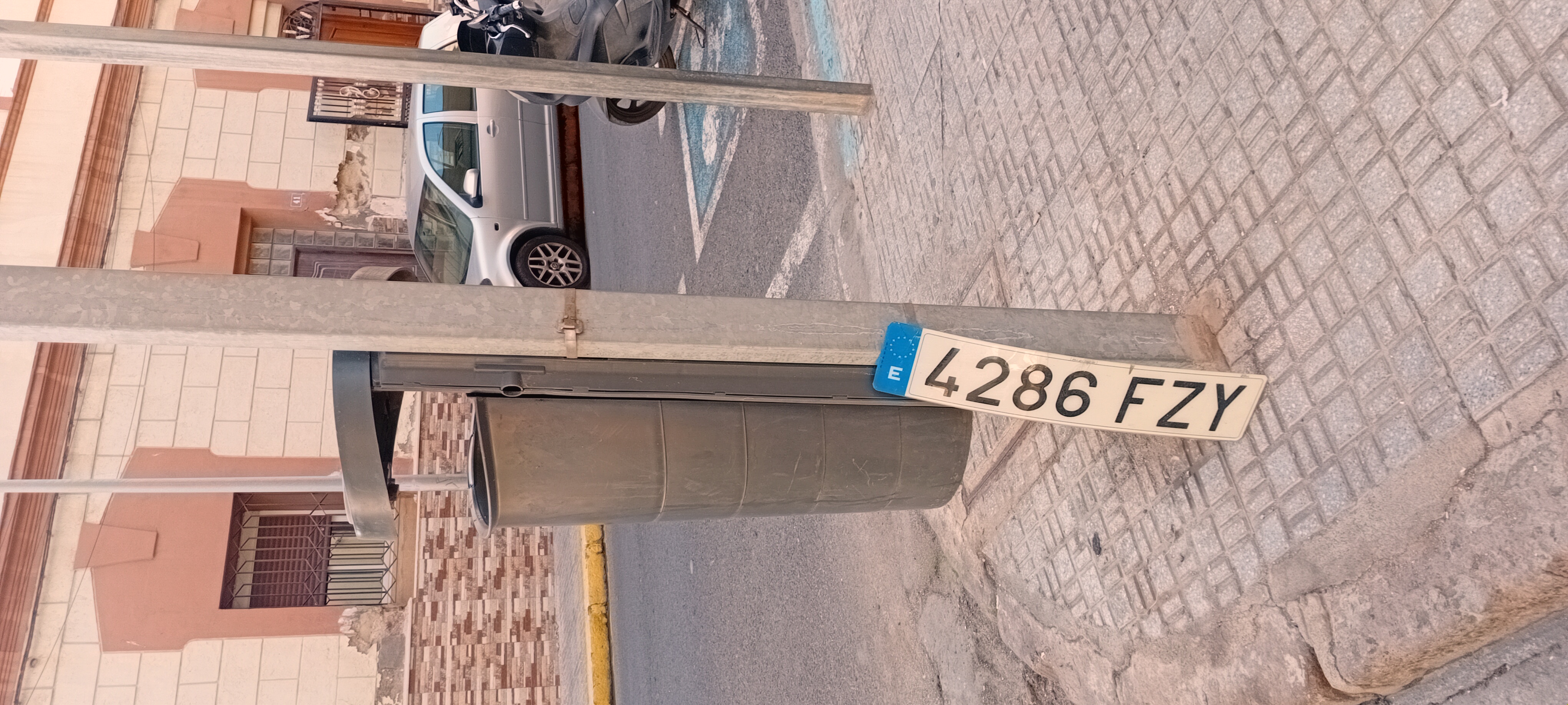 Znaleziono tablicę rejestracyjną o numerach 4286FZY