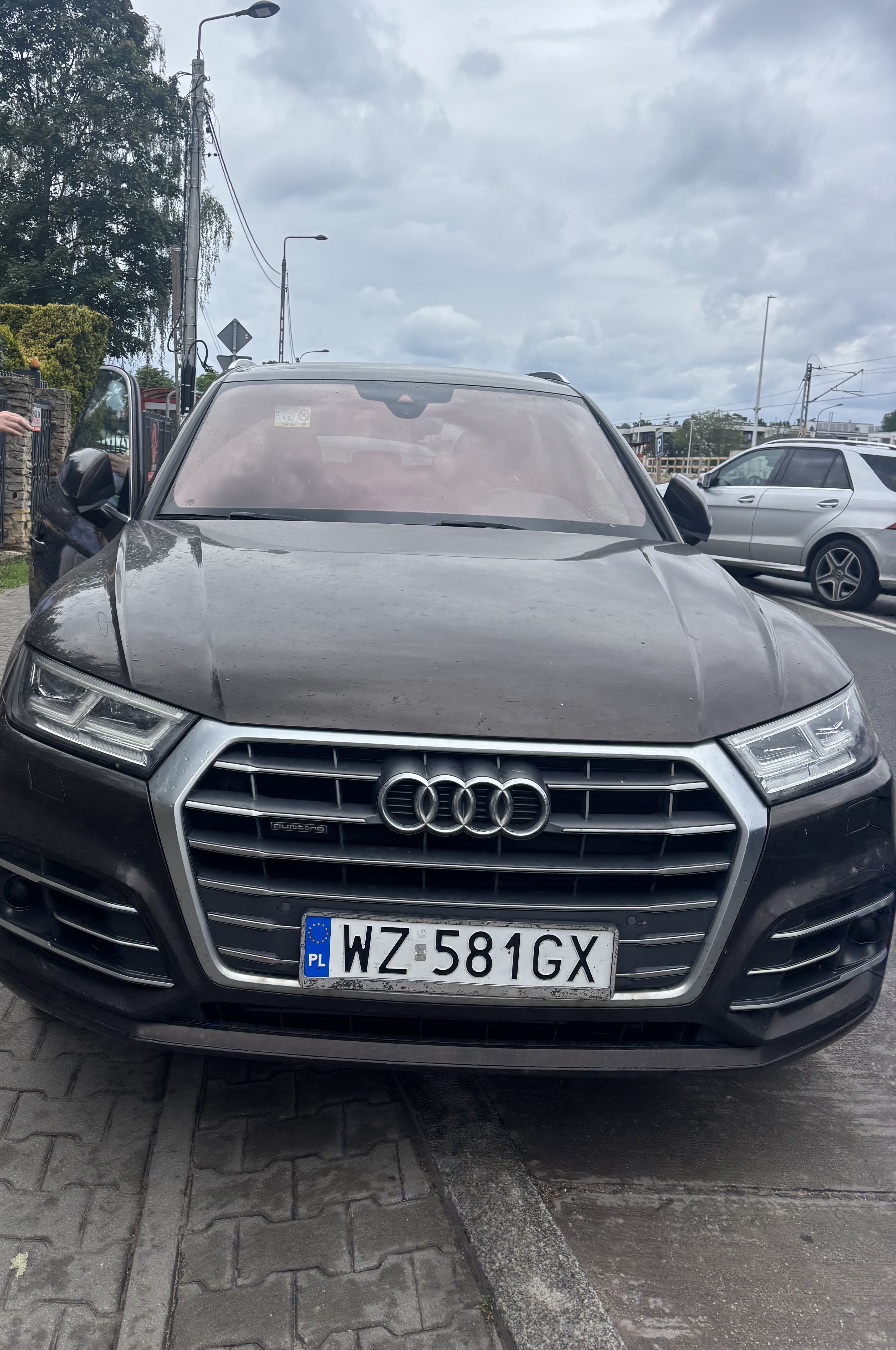 Mestre de estacionamento em um veículo com números WZ581GX