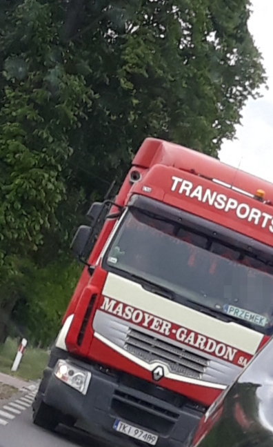 Dojeżdża do zderzaka, bo brak mu czułości. Lubi dojeżdżać zwłaszcza mężczyznom, którzy kierują ...