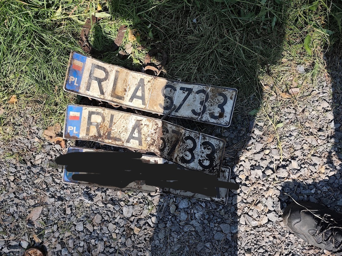 Znaleziono tablicę rejestracyjną o numerach RLAS733
