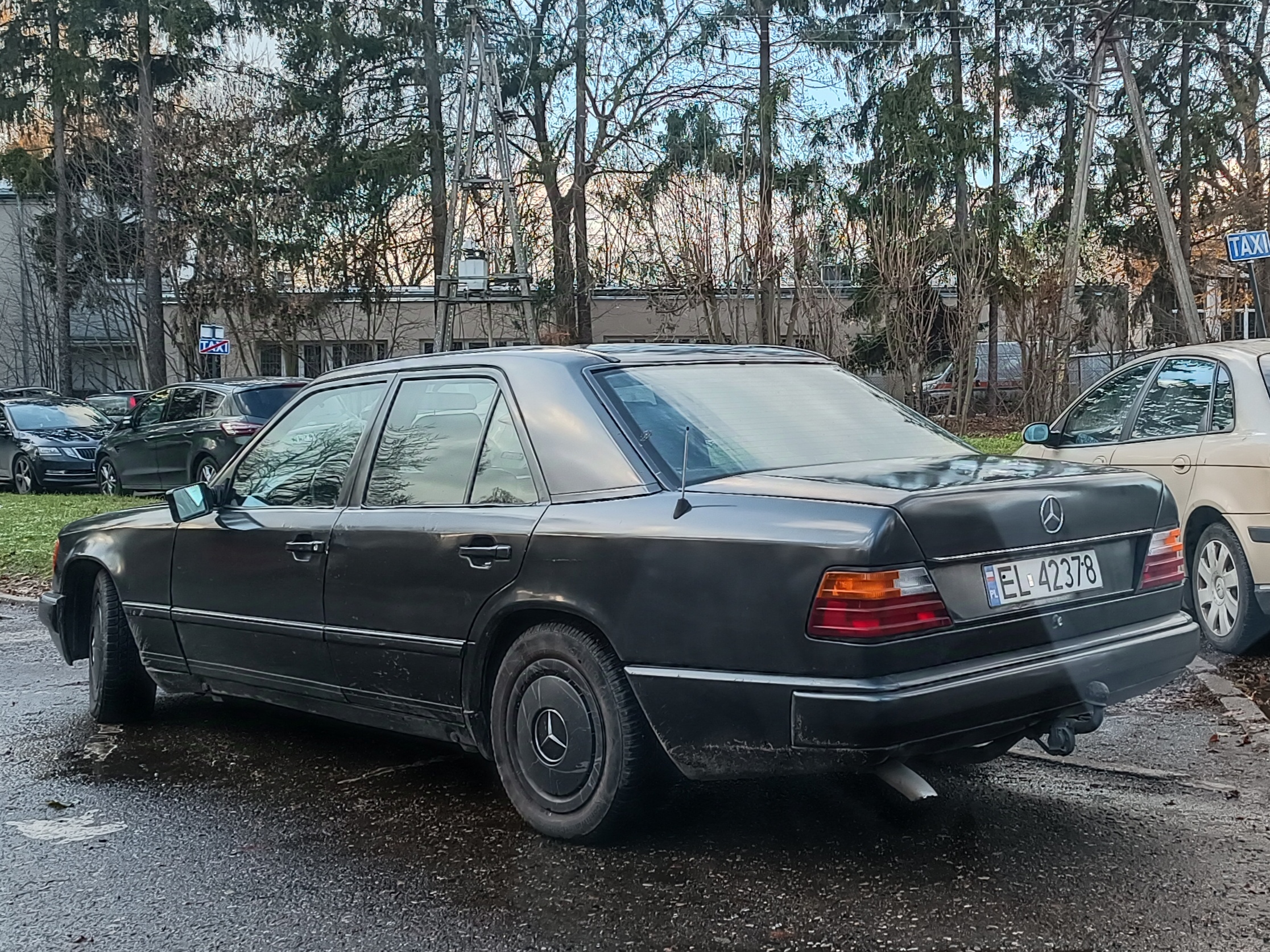 Numer rejestracyjny EL42378 posiada MERCEDES-BENZ 124 190 D 2.0 201