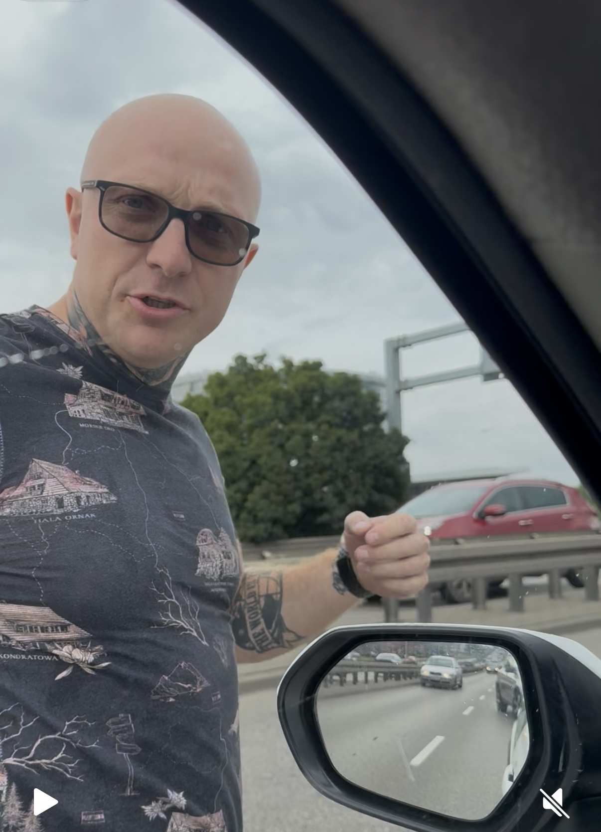 Agresywny kierowca. Nadmiernie używa klaksonu, wstrzymuje ruch, uderza z pięści w szybę pojazdu, ...