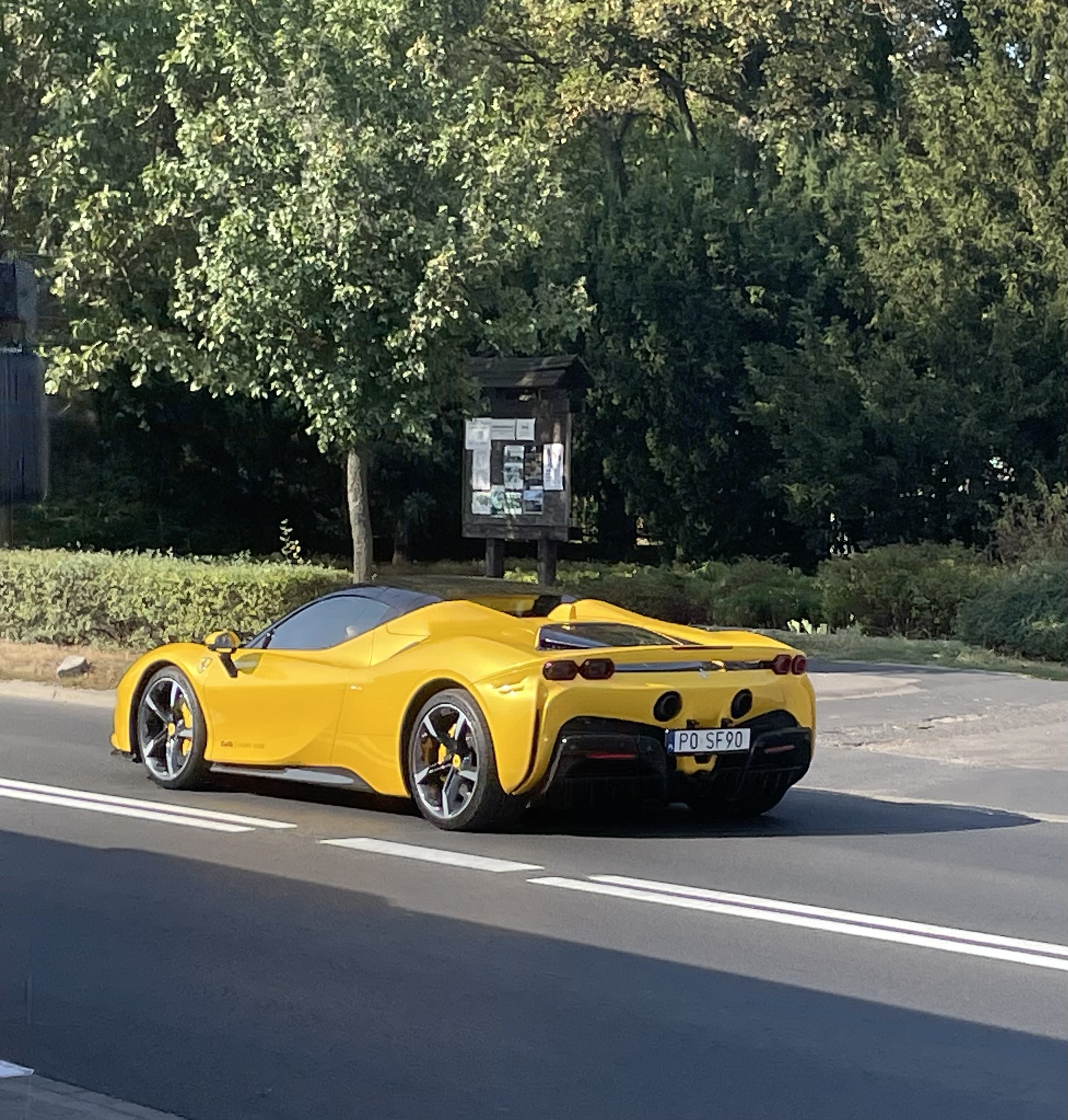 Numer rejestracyjny P0SF90 posiada FERRARI F8 MR`19 E6 Spider F1