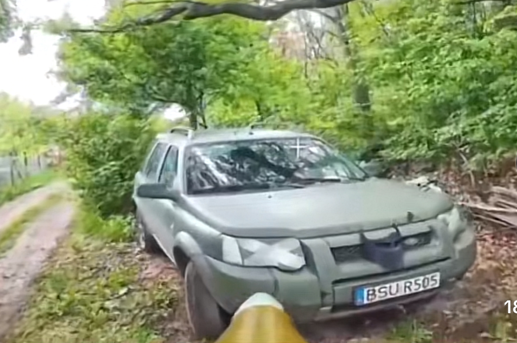 Pojazd zniszczony przez rosyjski dron na Ukrainie.