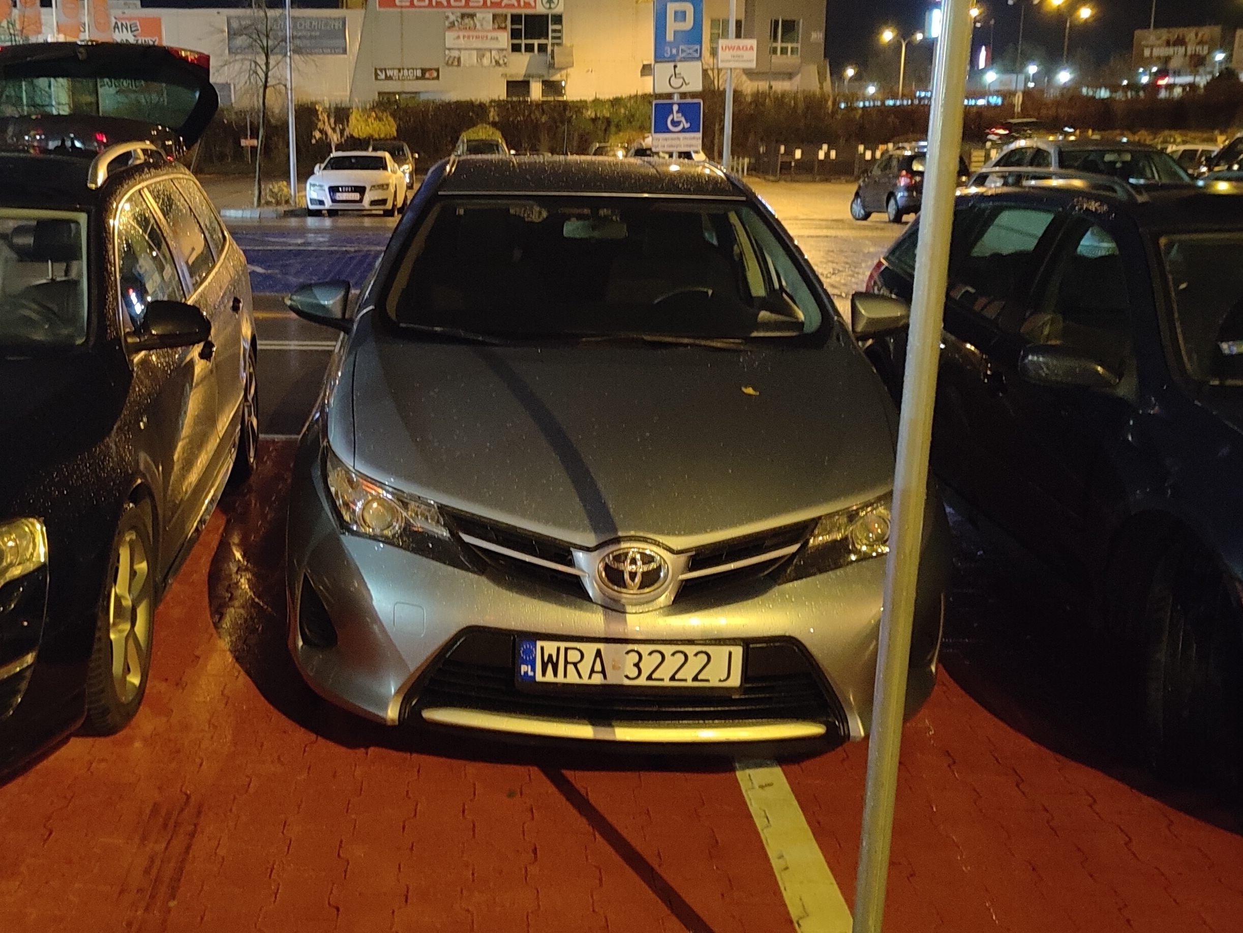 Mestre de estacionamento em um veículo com números WRA3222J