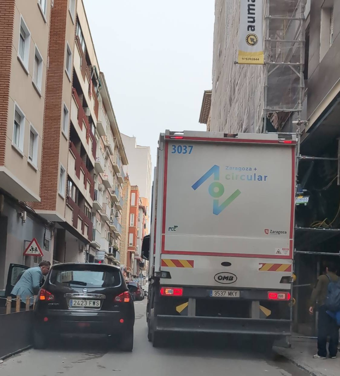 El conductor aparcó al lado de un bar, provocando la colisión de un vehículo de basura con los andamios ...