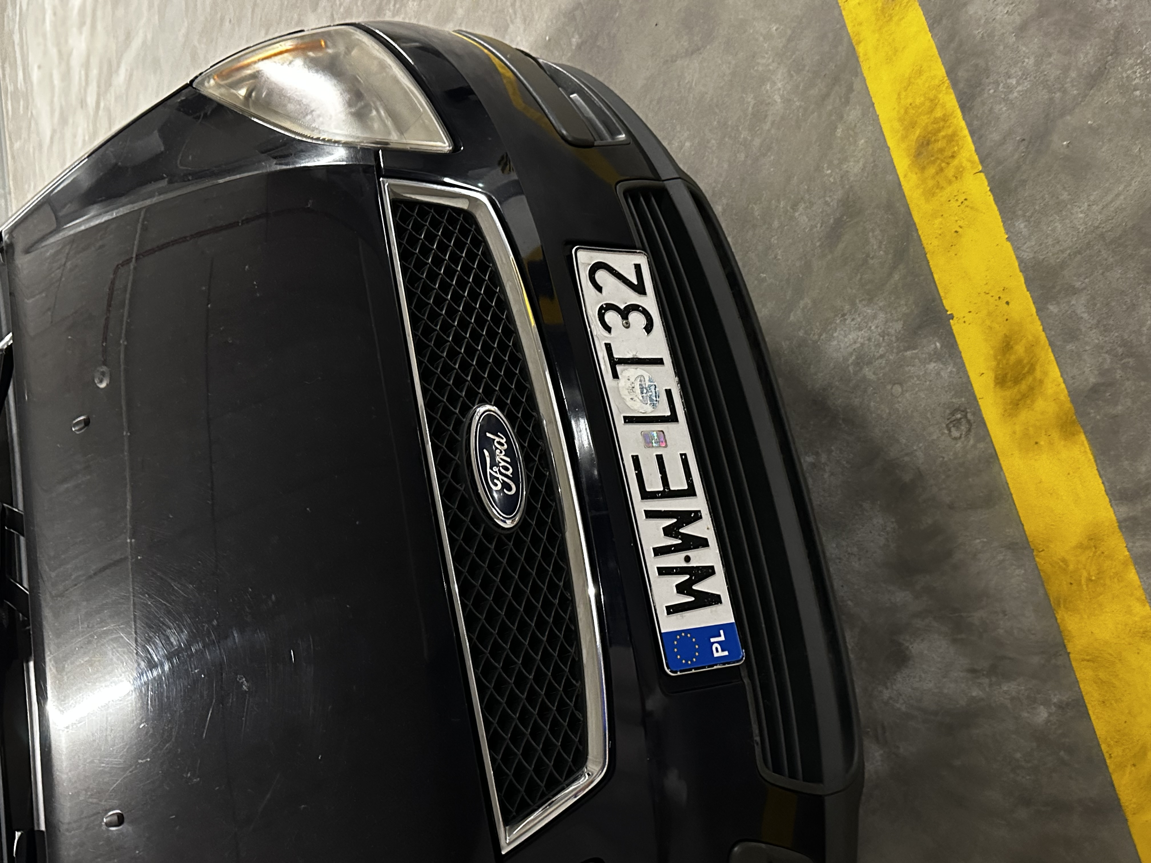 Mestre de estacionamento em um veículo com números WWELT32