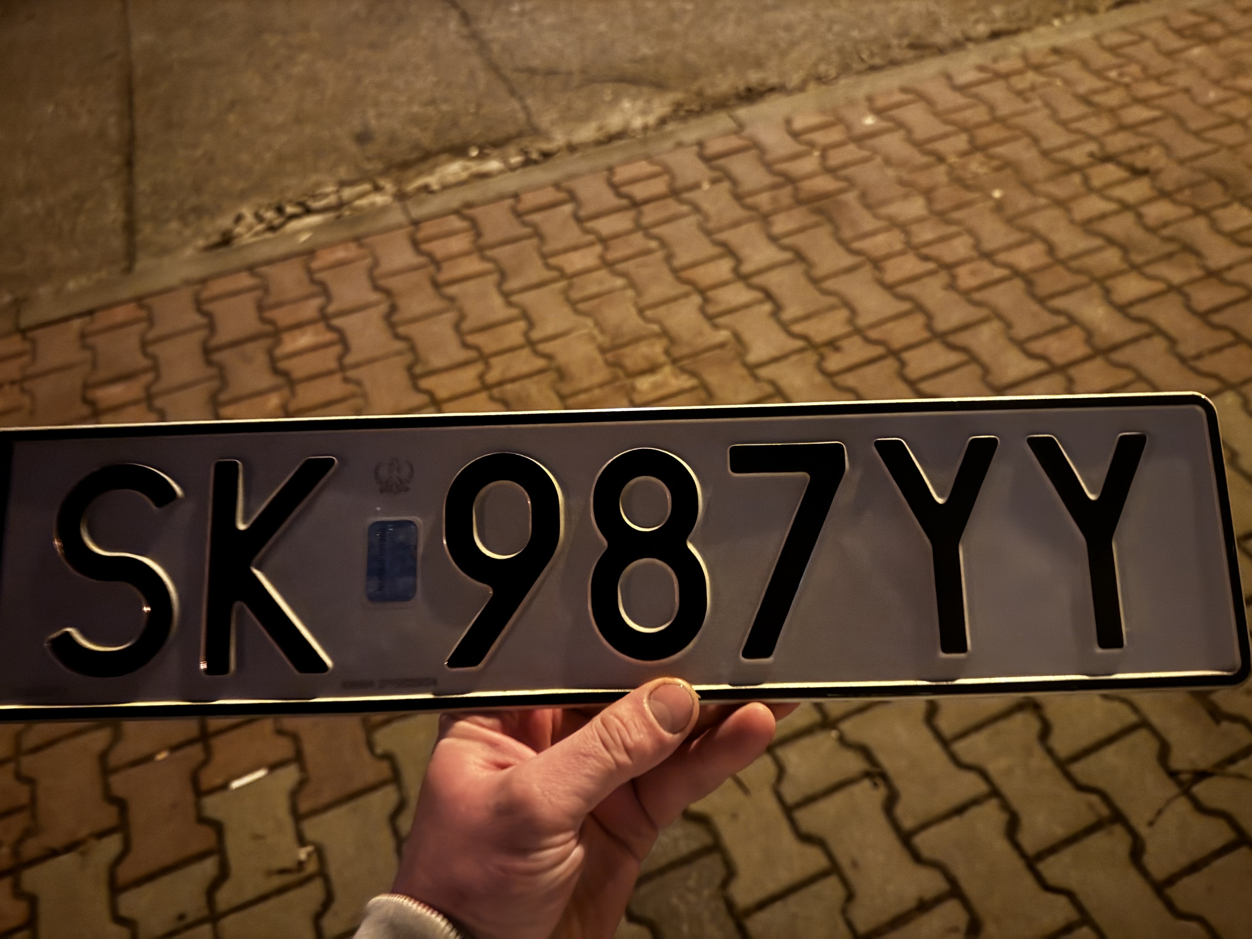 Znaleziono tablicę rejestracyjną o numerach SK987YY
