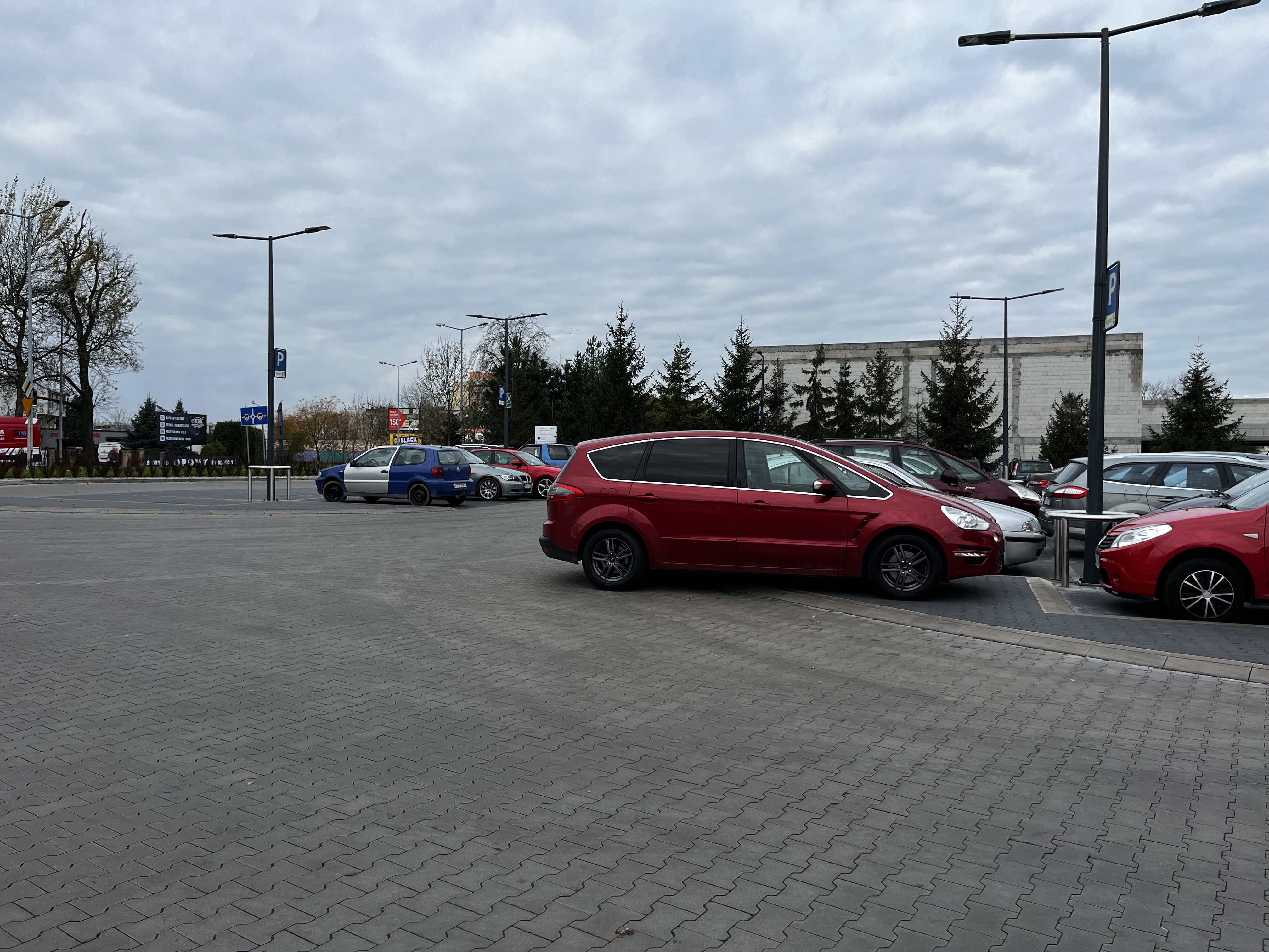 Майстер паркування в транспортному засобі з номерами LPU69400