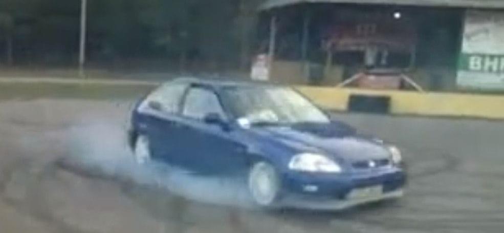 Pirata rodoviário num veículo com números de matrícula ZSZ36363