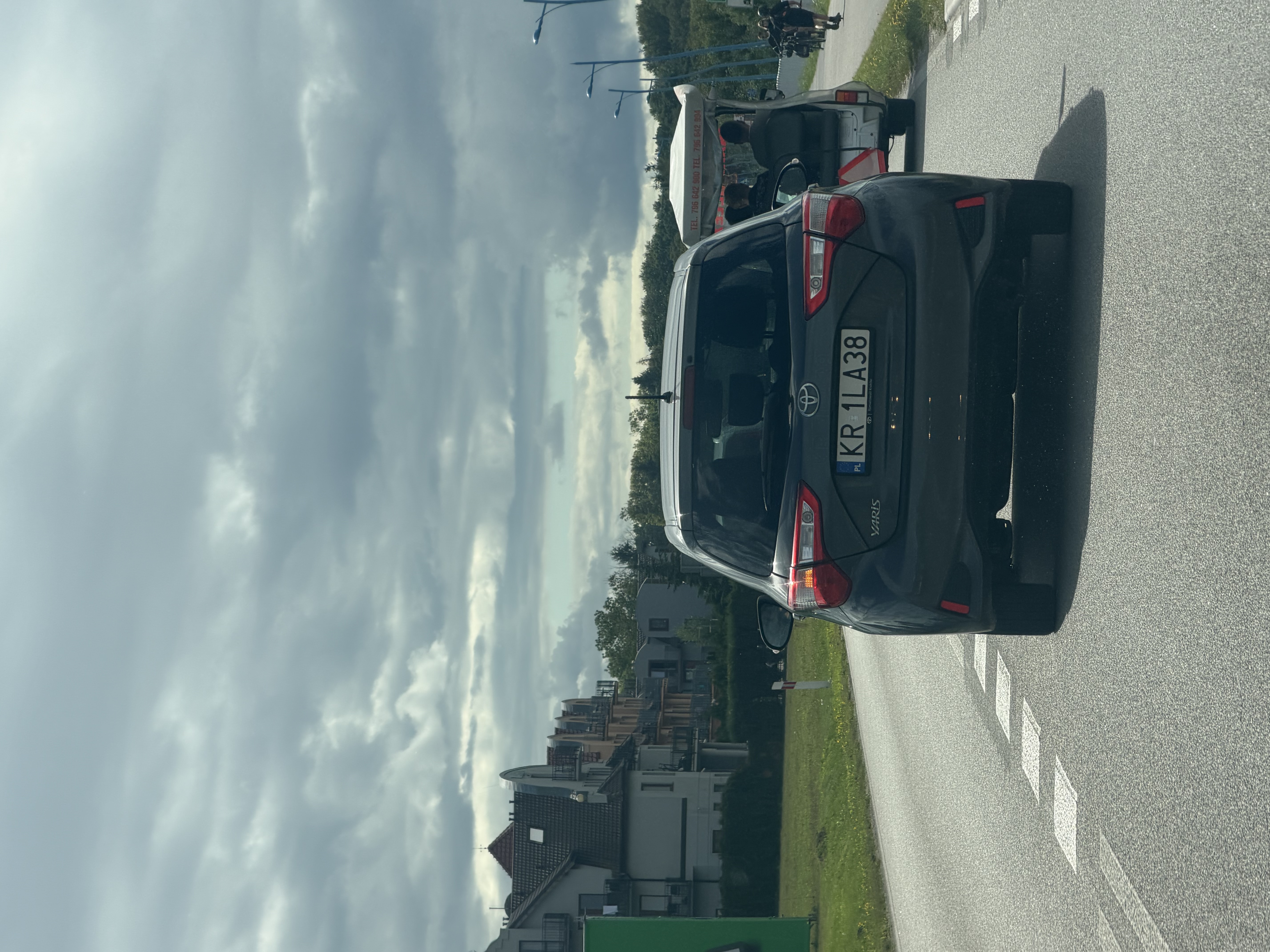 Straßenräuber in einem Fahrzeug mit dem Kennzeichen KR1LA38