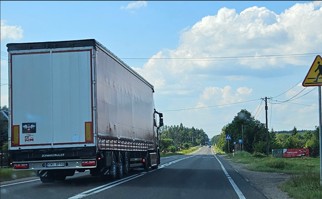 Дорожній пірат в транспортному засобі з реєстраційними номерами KMI8P10