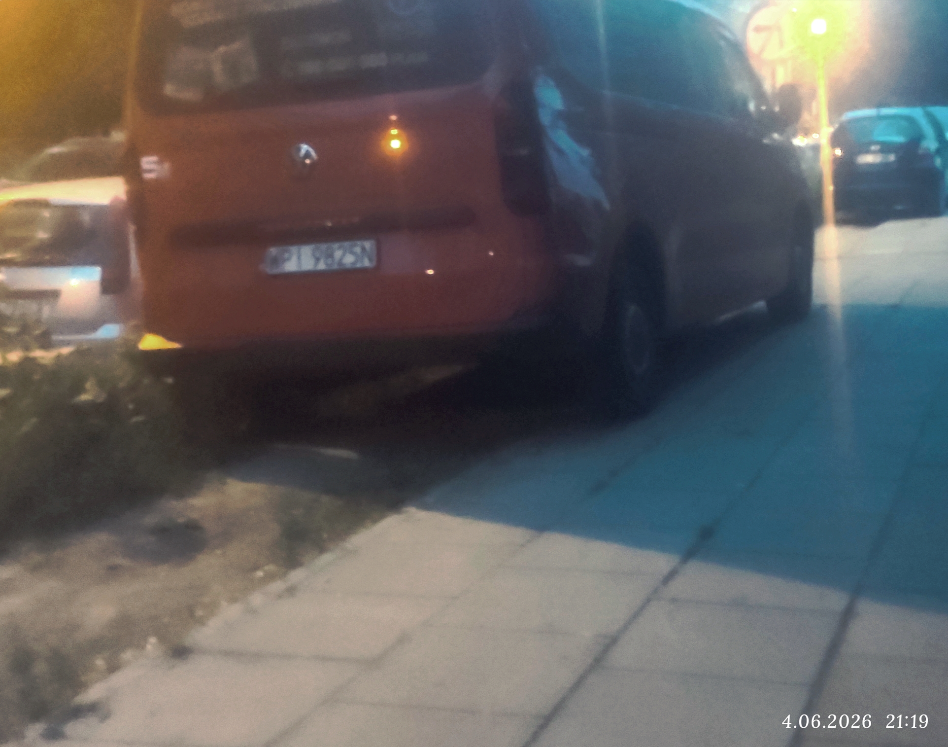 04.VI.2026r - kolejny raz:<BR>Jazda po chodniku wzdłuż boiska szkolnego w celu zaparkowania na trawniku ...
