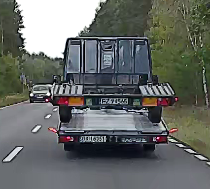 DX 16751 to numer rejestracyjny pojazdu \"pinkiego\", który postanowił wyprzedzać autolawetą na zakazie ...