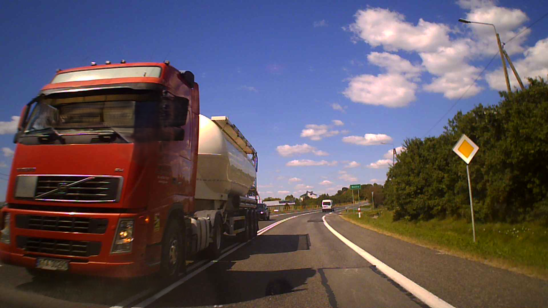Straßenräuber in einem Fahrzeug mit dem Kennzeichen KTA00290