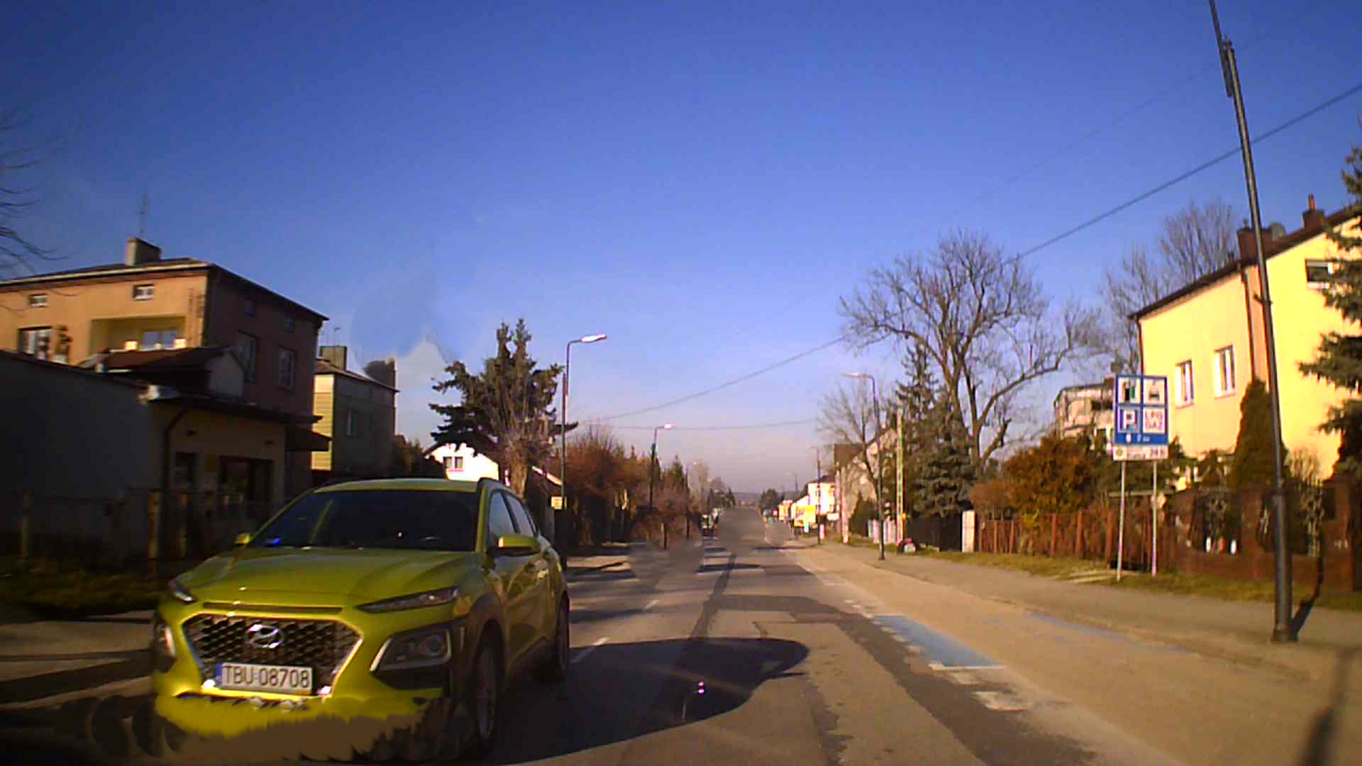 Stary psy..ol spycha z drogi, bo znudziła mu się jazda za rowerzystą.