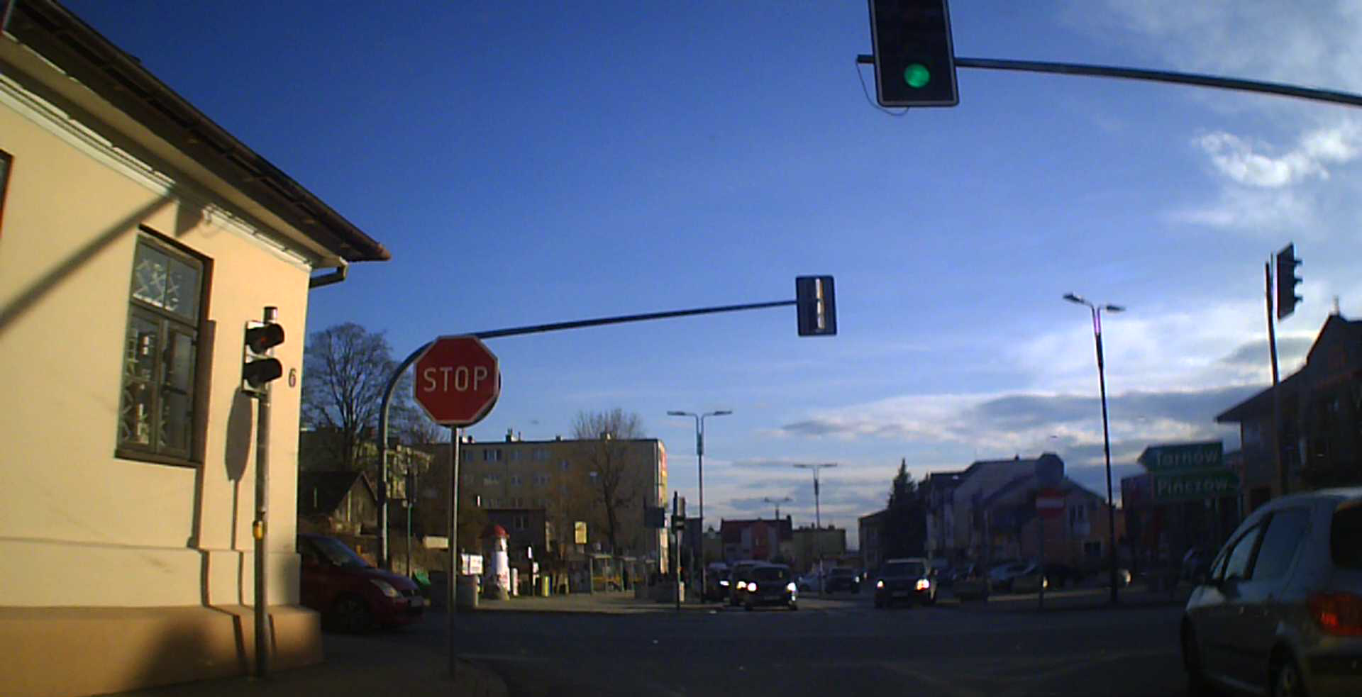 Próchno z babką przejeżdża na późnym czerwonym i prawie doprowadza do kolizji! Dziadek oddaj kur.a ...