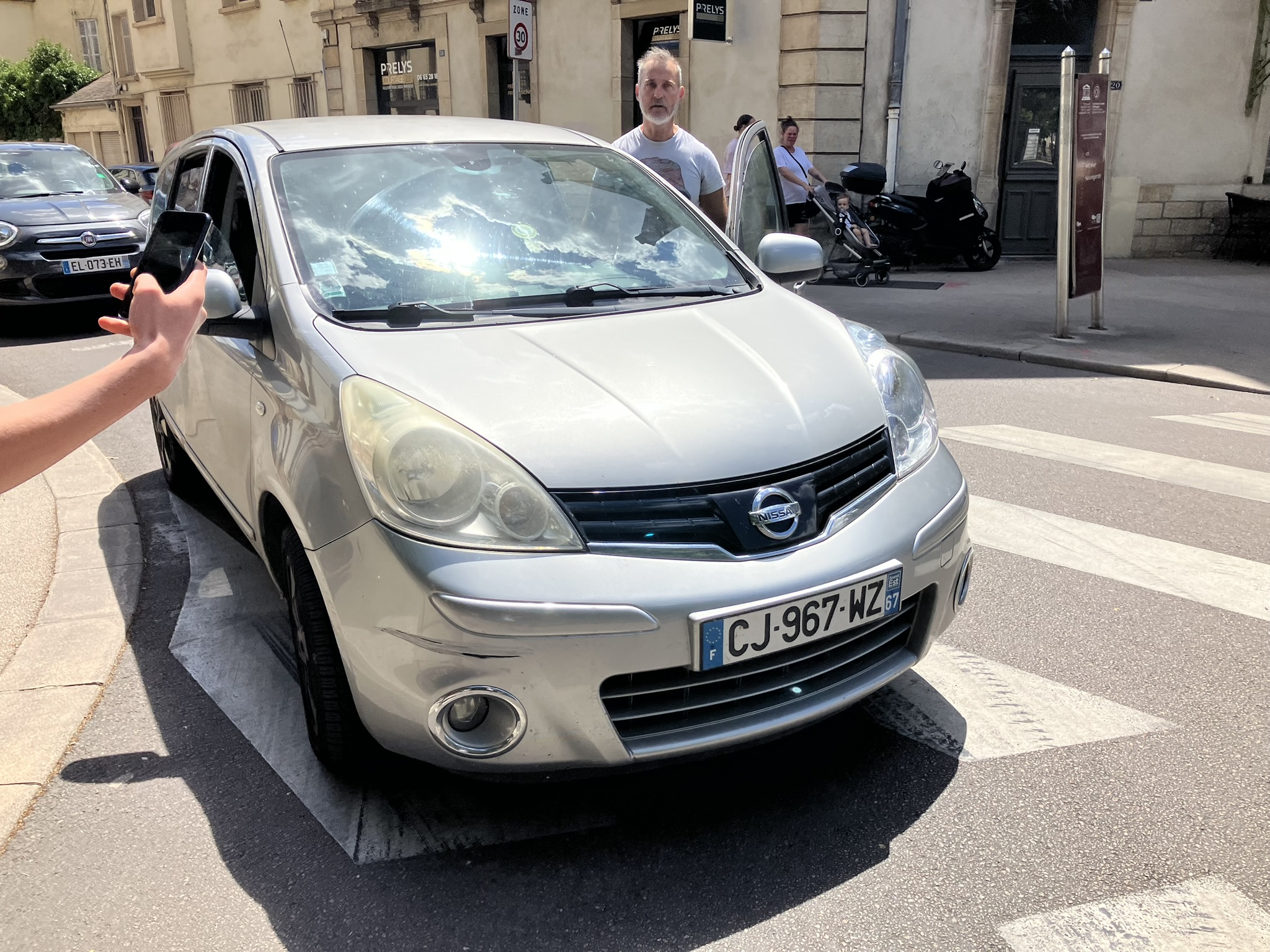 Straßenräuber in einem Fahrzeug mit dem Kennzeichen CJ967WZ