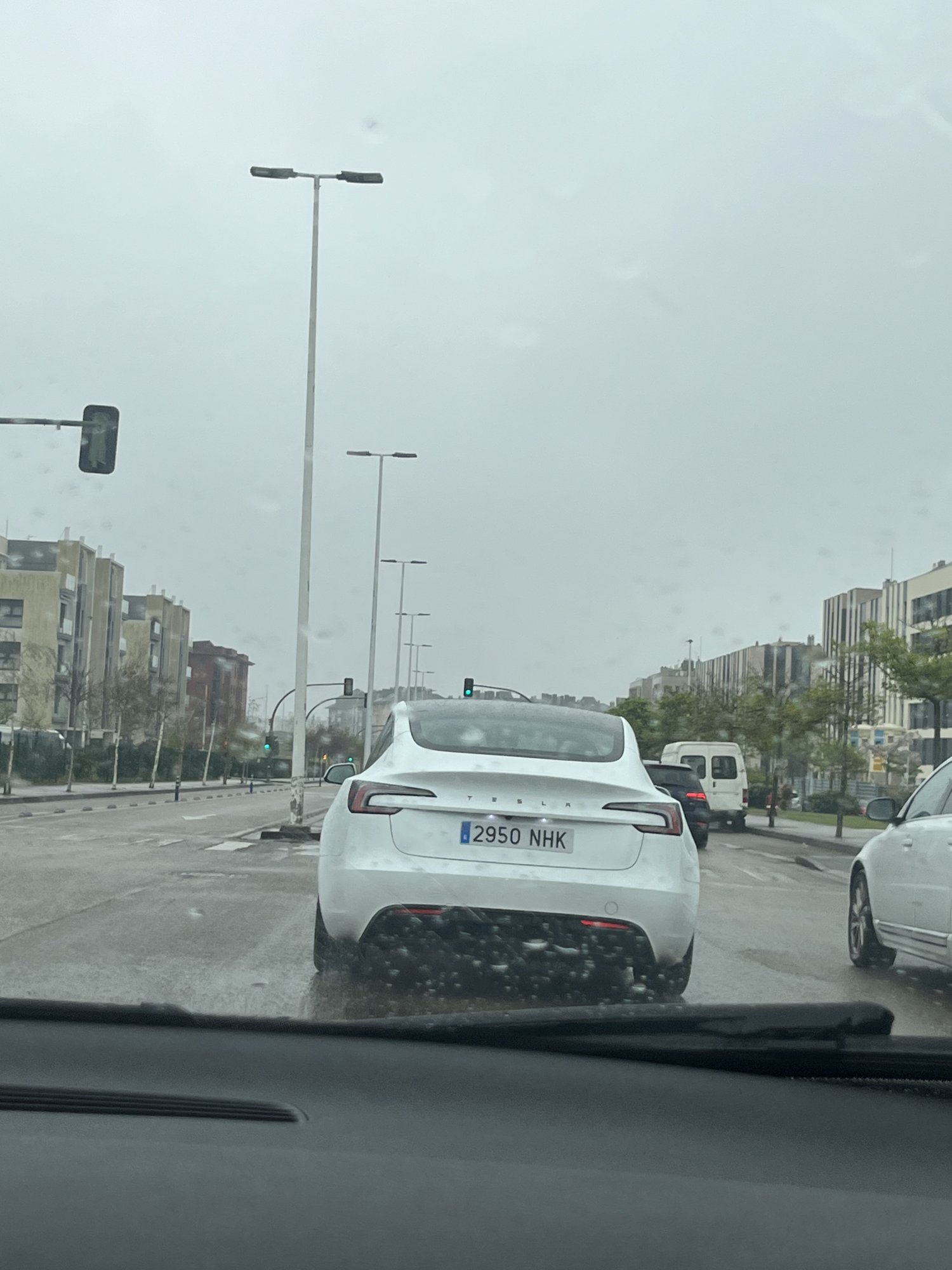 Numer rejestracyjny 2950NHK posiada TESLA MODEL 3