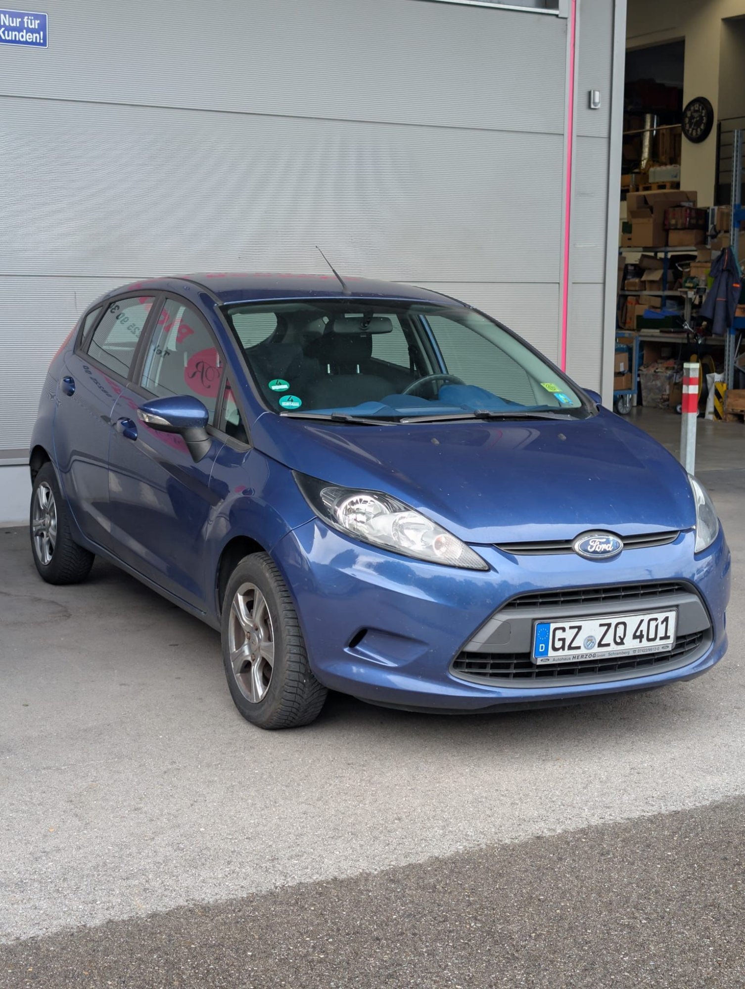 Numer rejestracyjny GZZQ401 posiada Ford Fiesta