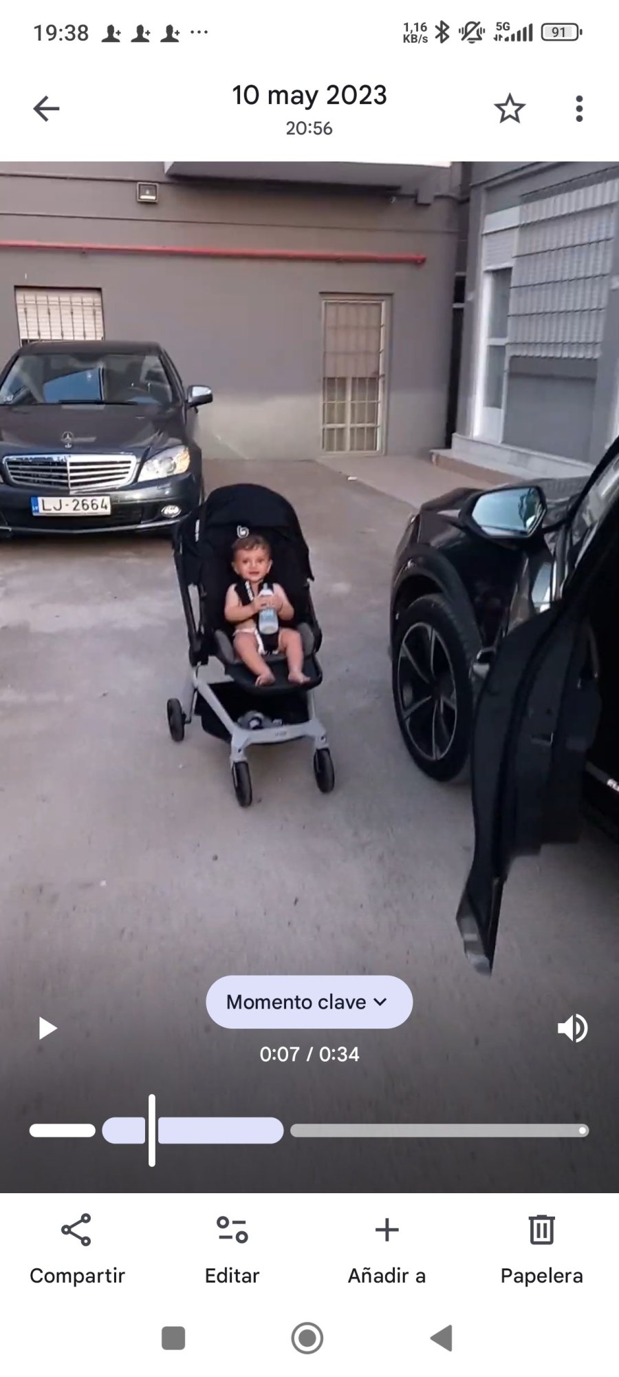 Numer rejestracyjny LJ2664 posiada Mercedes 