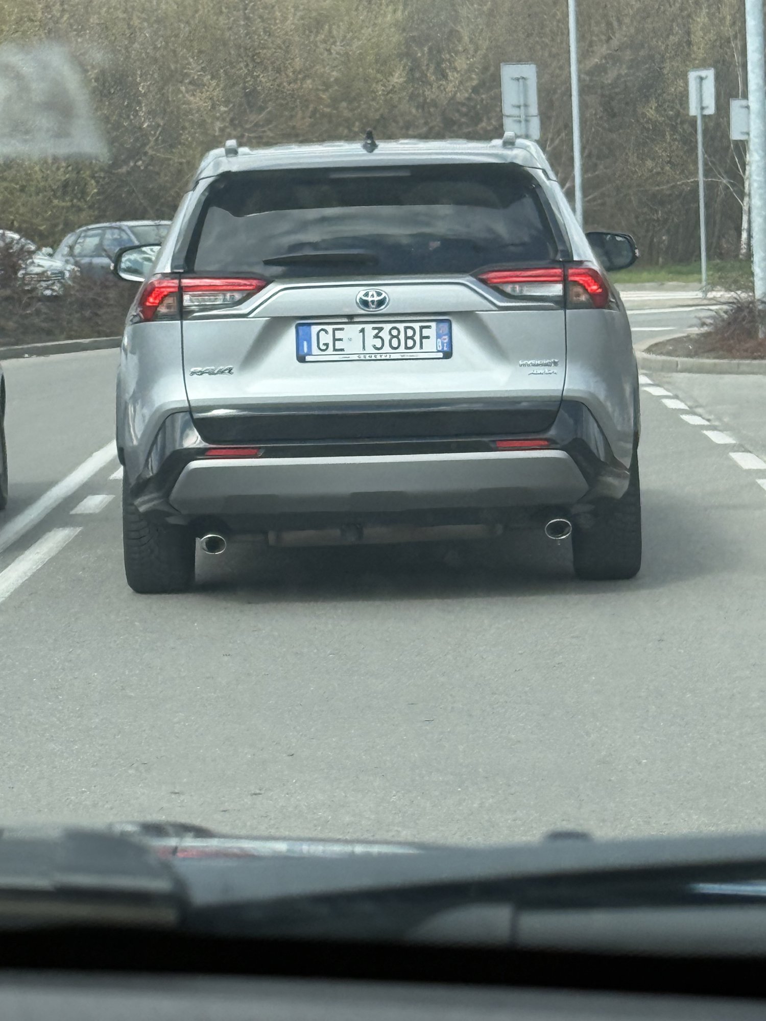 Numer rejestracyjny GE138BF posiada TOYOTA RAV4 5a serie RAV4 2.5 HV (222CV) E-CVT AWD-i Lounge (163 kw)