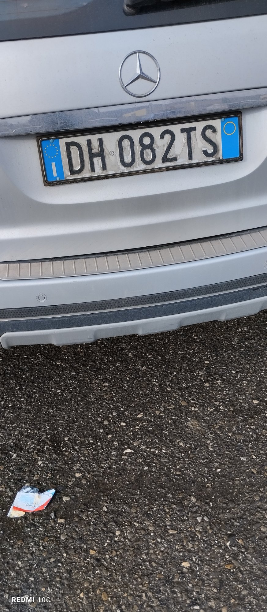 Numer rejestracyjny DH082TS posiada Mercedes 