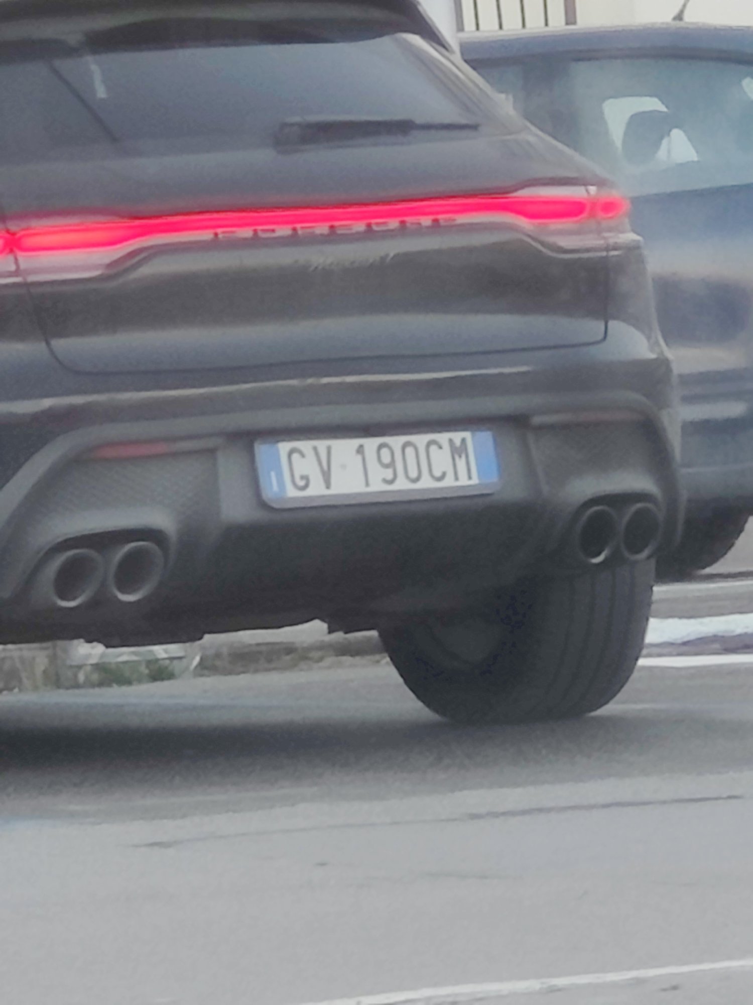 Numer rejestracyjny GV190CM posiada PORSCHE Macan