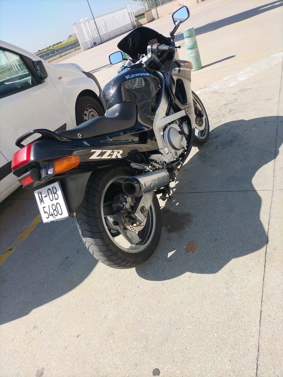 Numer rejestracyjny MOB5480 posiada Kawasaki ZZR