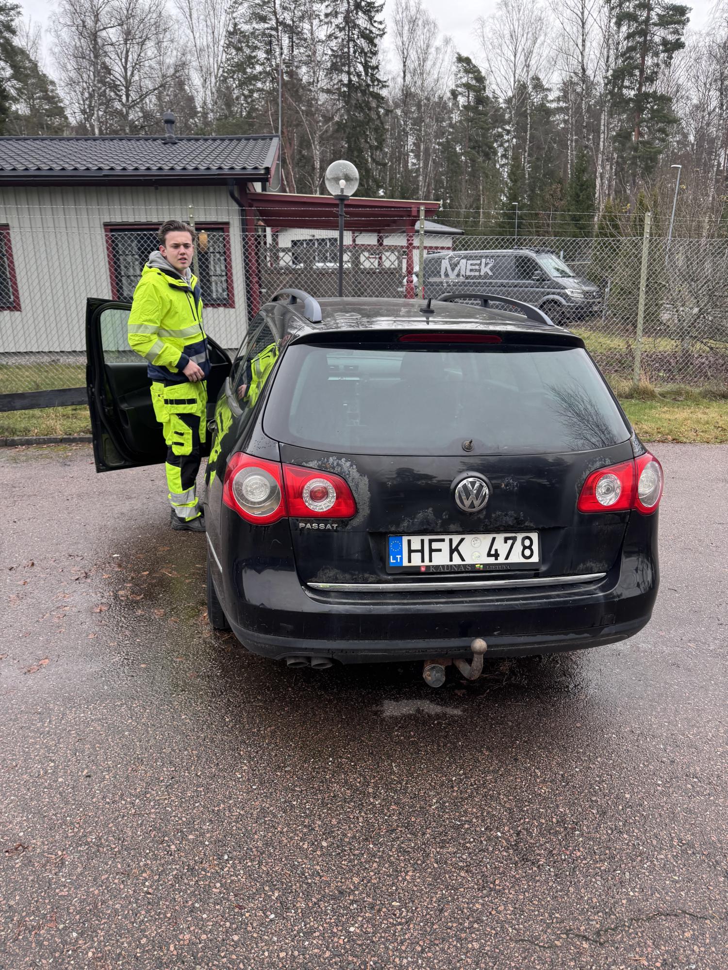 Numer rejestracyjny HFK478 posiada Volkswagen Passat