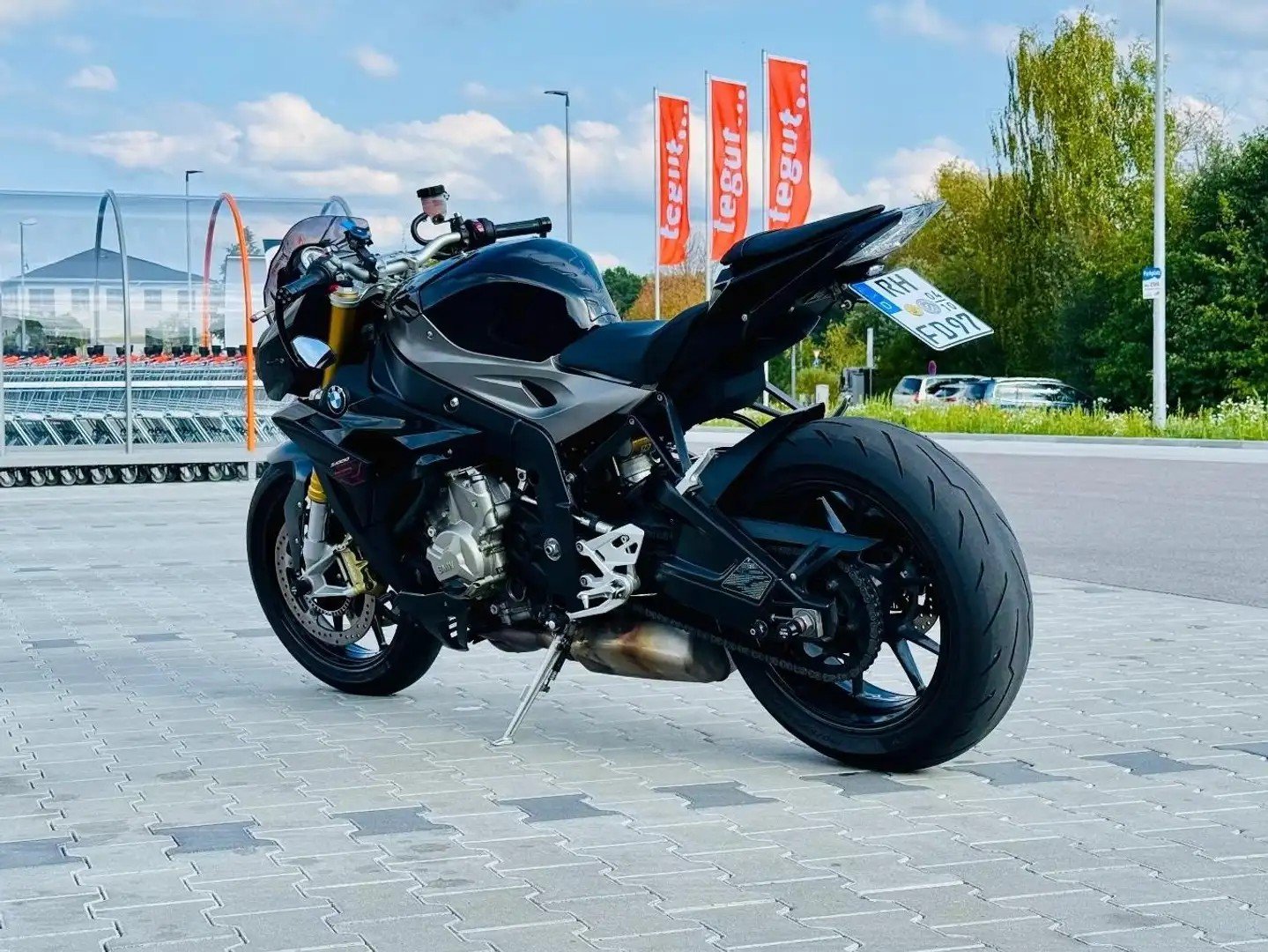 Numer rejestracyjny RWEC917 posiada BMW 